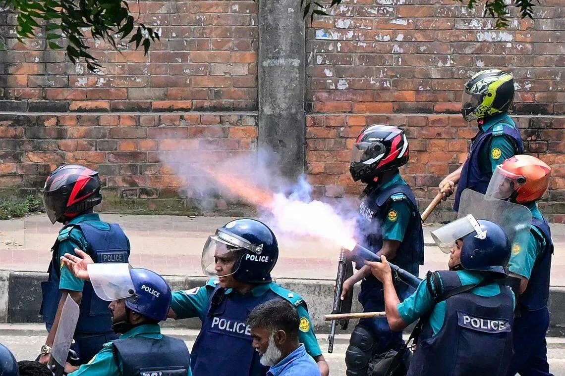 学生示威期间，孟加拉国警方向抗议人群发射催泪弹。（法新社）