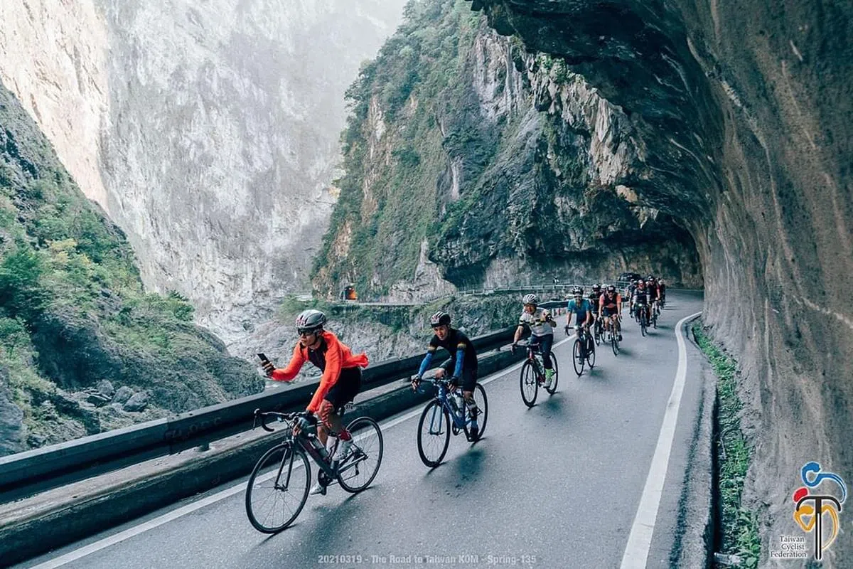 骑车经过壮阔的太鲁阁。（图/中华民国自行车骑士协会面簿）
