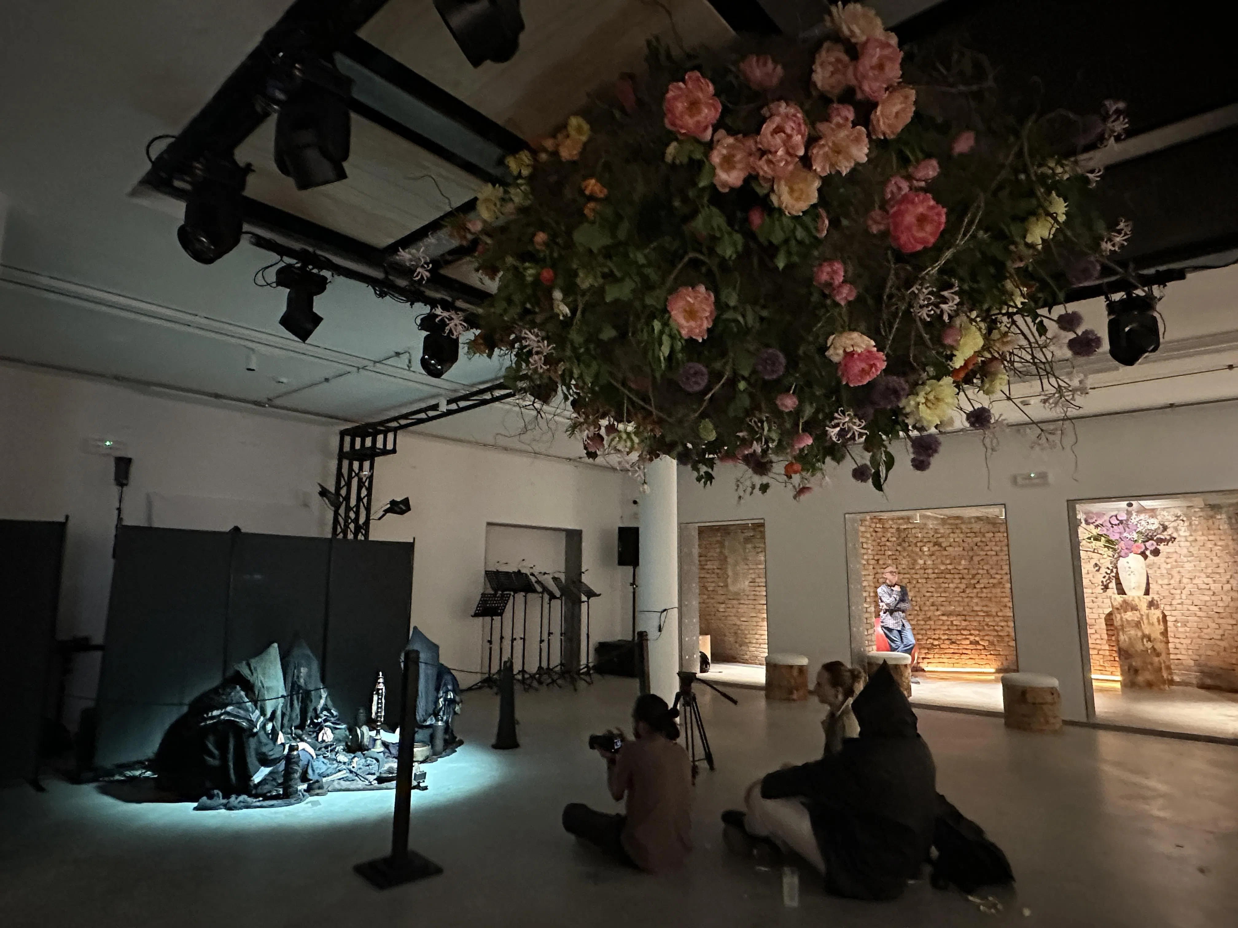 本届威尼斯双年展俄罗斯馆群展“大树扎根于天空” 5月5日的现场表演。（黄向京摄）