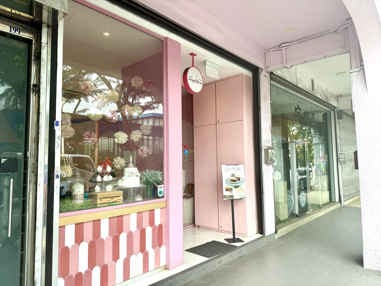 坐落在199 Sims Ave的粉红色蛋糕店Temptations Cakes主打法式烘焙。（陈映蓁摄）