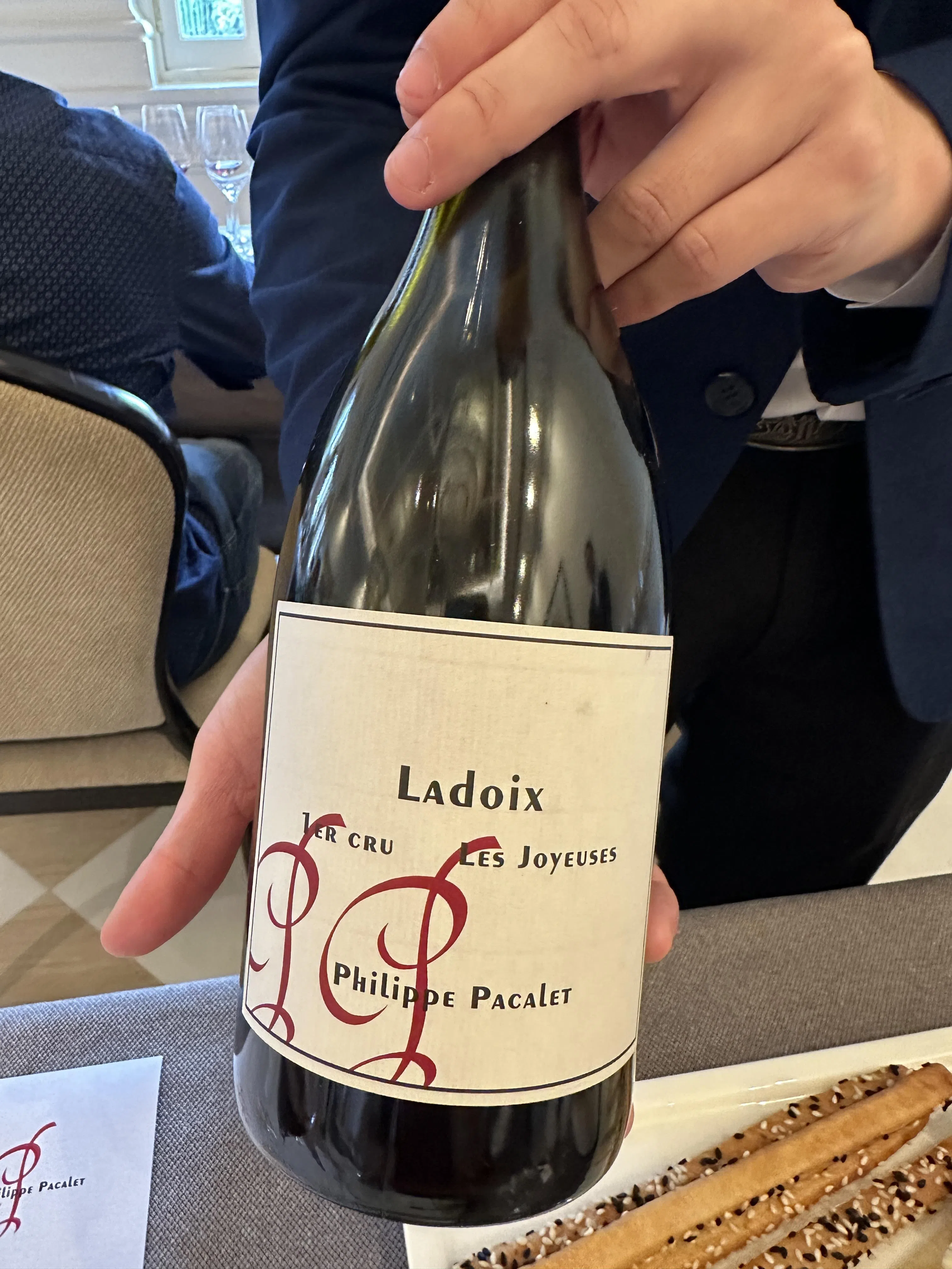 Ladoix Les Joyeuses Rouge Premier Cru 2022展示了勃艮第伯恩丘拉都瓦产区较少人知的一级园风土特色。（黄向京摄）