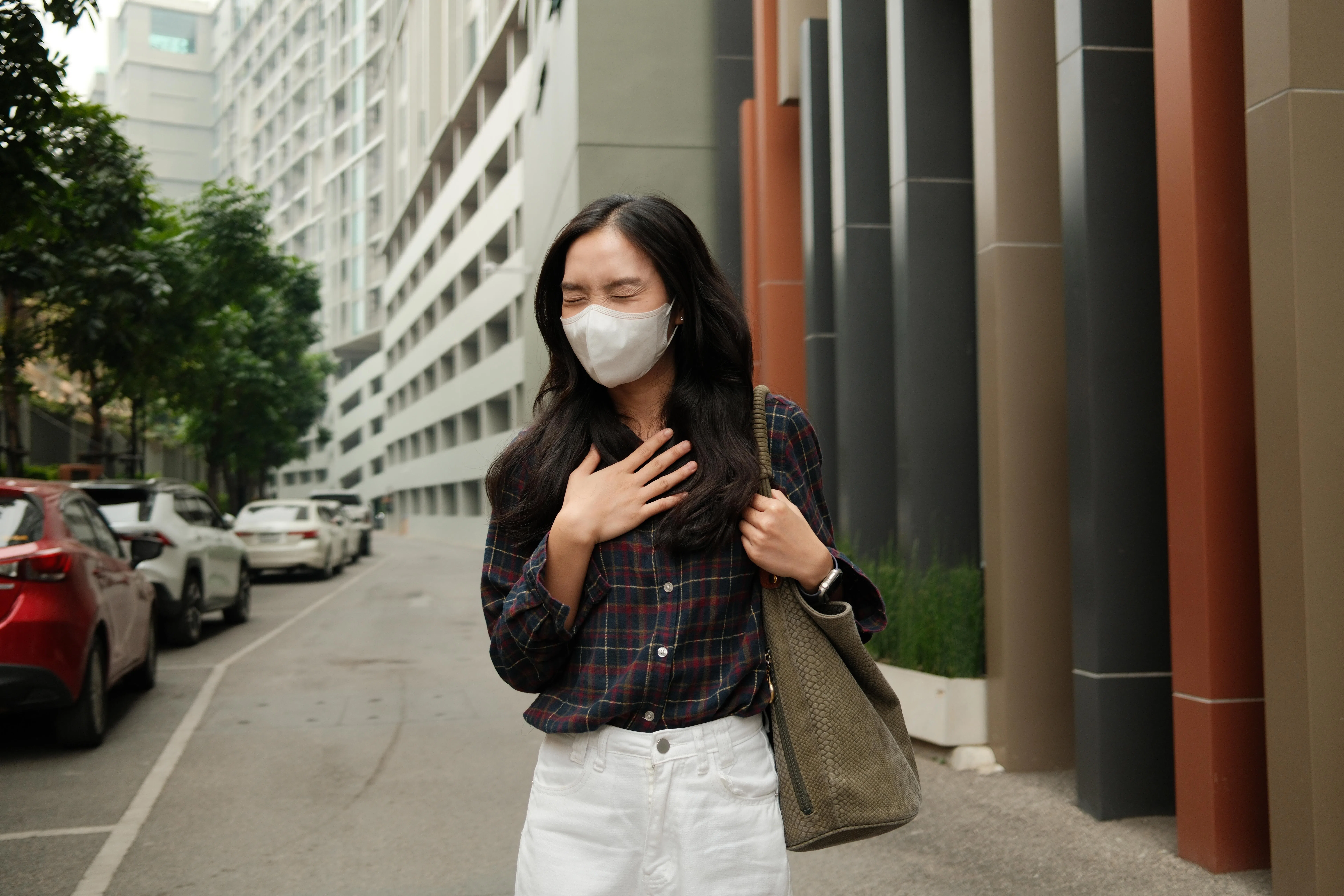 普通外科口罩无法有效阻挡PM2.5这类细微的烟霾微粒。（iStock图片）