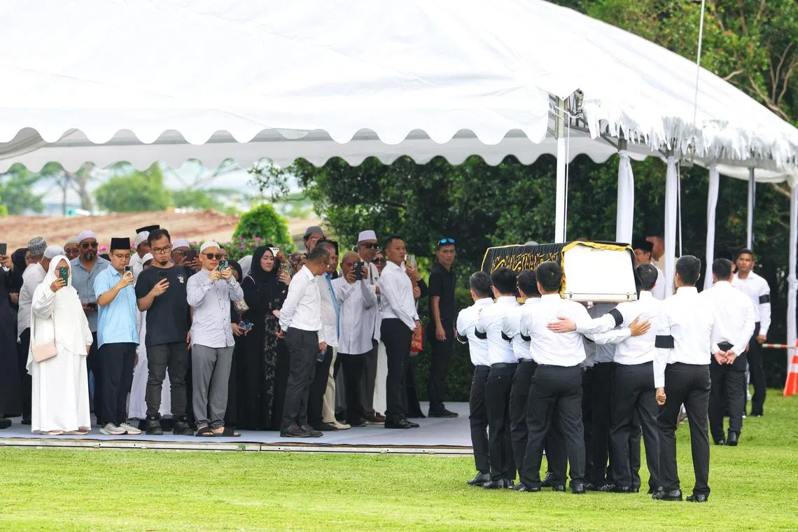 在前总统夫人艾莎下葬的克兰芝国家坟场，多名家属与亲友亲临，表达哀思。（何家俊摄）