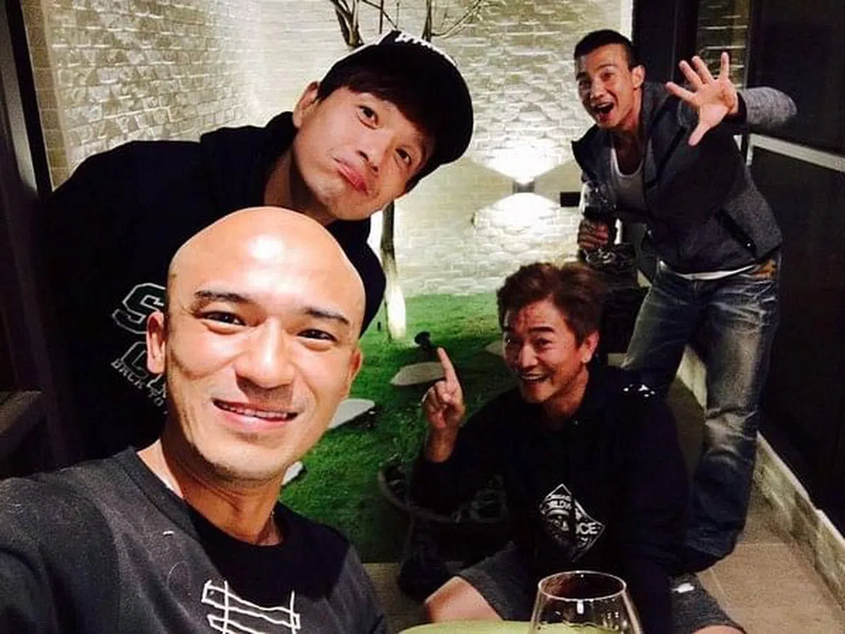 刘畊宏（右一）曾是吴宗宪（右二）领军的“咻比嘟哇”组合一员。（取自艺人面簿）