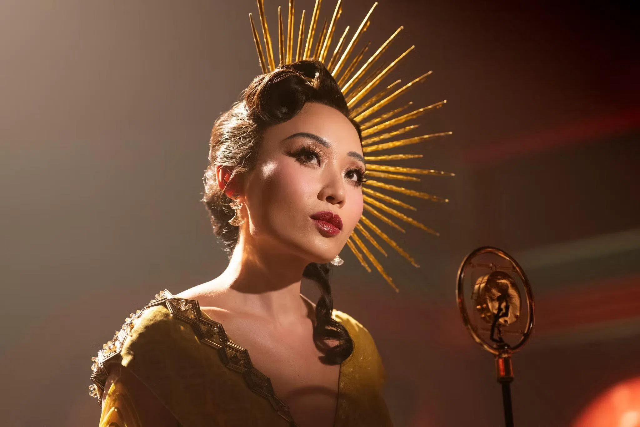李丽君扮演歌女，蛇蝎美人的设定是黑色电影惯有的元素。（互联网）
