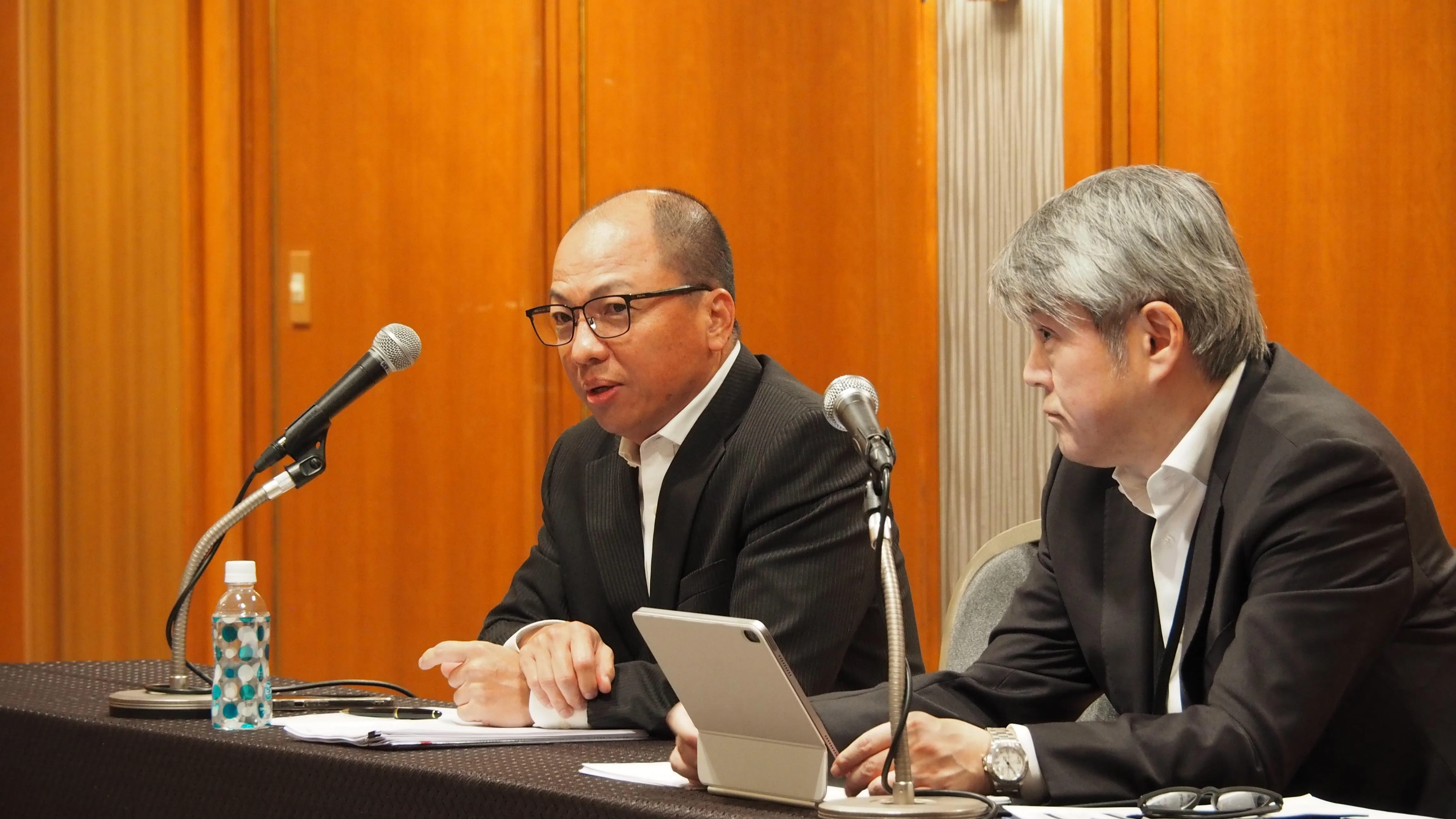 丰田汽车亚洲区副首席执行官郝国添（左起）和丰田汽车亚洲区执行副总裁井口一成在记者会上接受采访。（丰田汽车提供）