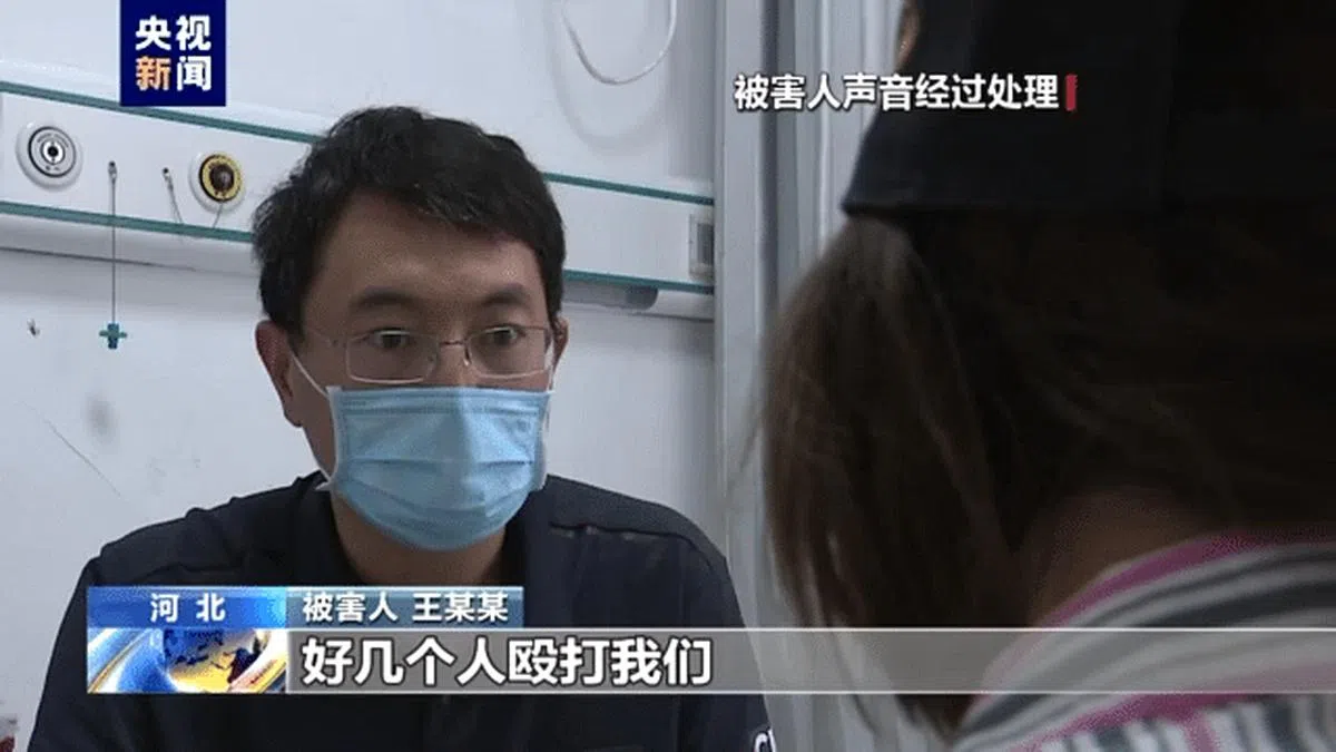 唐山打人案被害人王某某（右）接受央视采访。（视频截图）