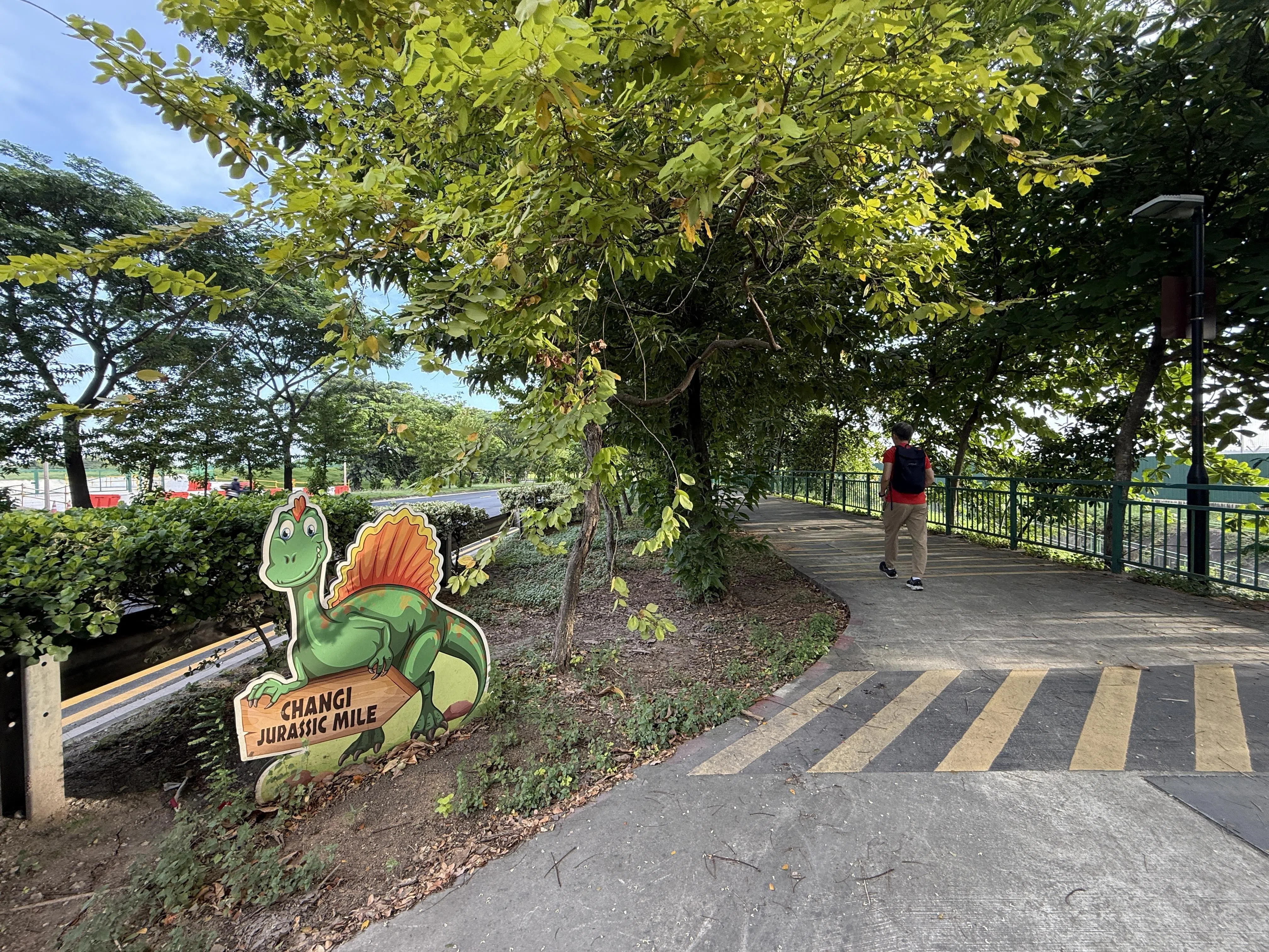 从丹那美拉海岸路走去樟宜侏罗纪步道，沿途有多个可爱的恐龙路标指引方向。（陈映蓁摄）
