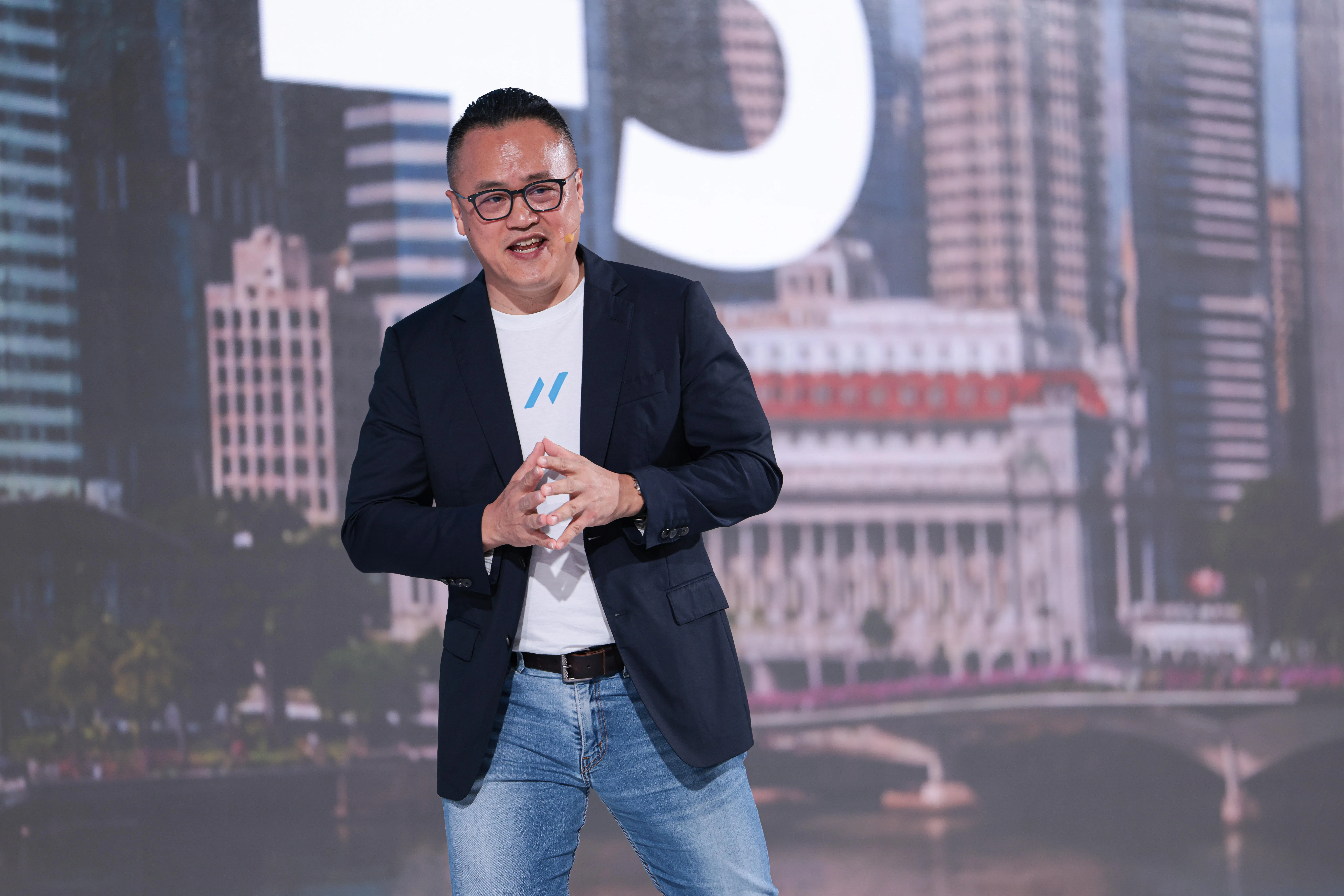 恩士迅总裁刘连万说，企业大规模部署AI经常面临诸多挑战，多达95%试点项目未投入运作。（李冠卫摄）