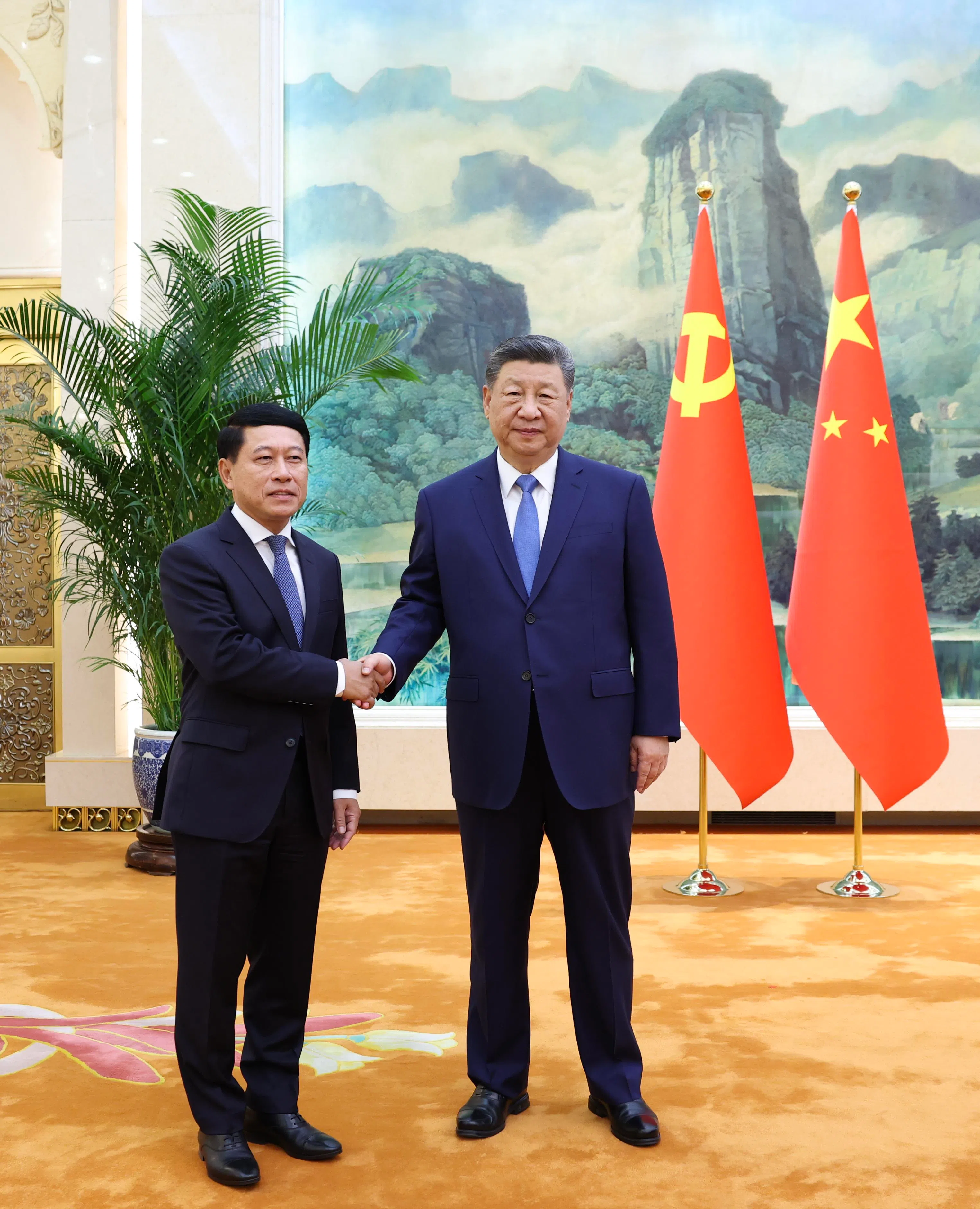 中国国家主席习近平（右）星期二（4月21日）下午在北京人民大会堂会见访华的老挝常务副总理沙伦赛。（新华社）