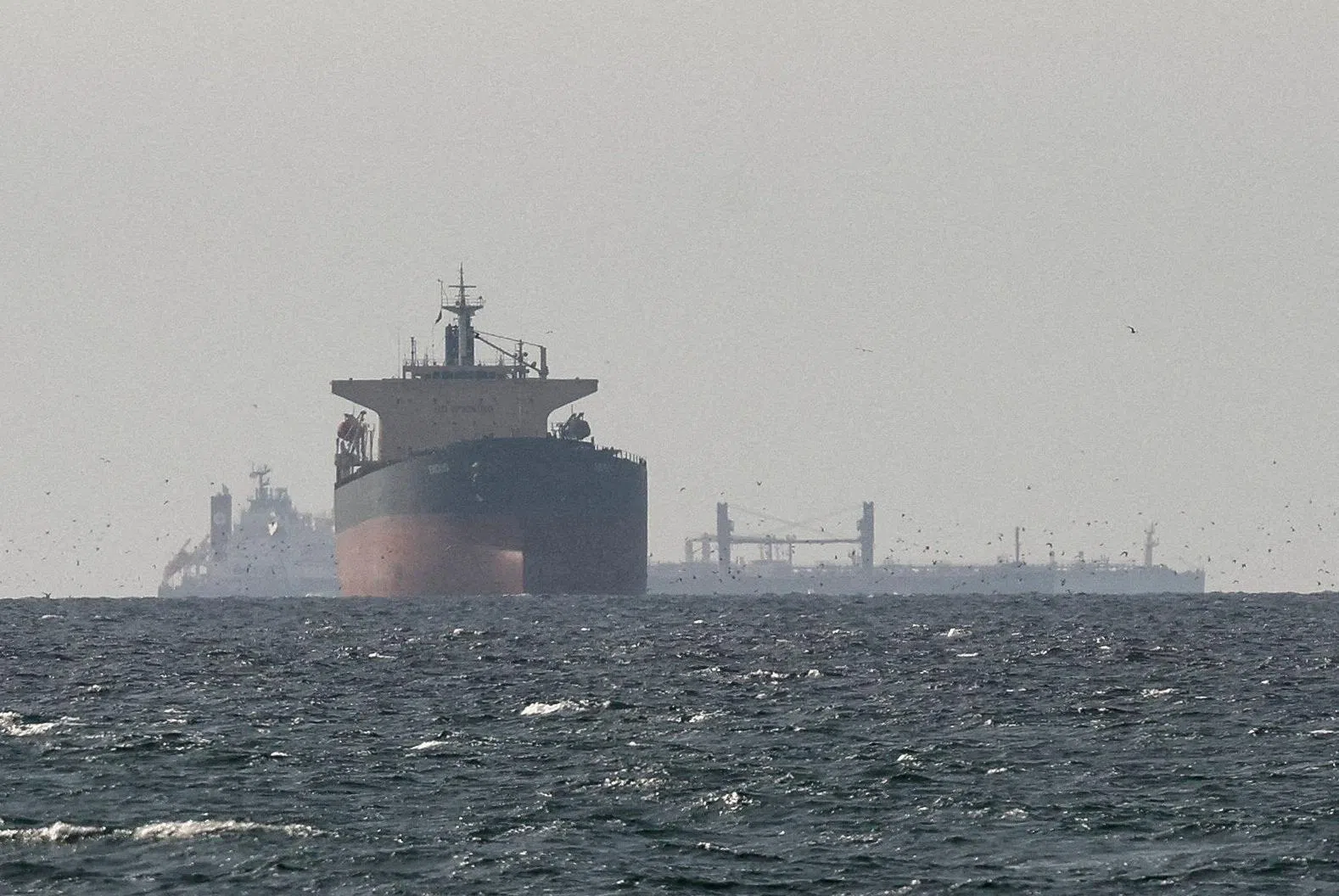多艘货船3月11日在波斯湾靠近阿联酋哈伊马角（Ras al-Khaimah）的海域航行，逐步靠近霍尔木兹海峡。（路透社）