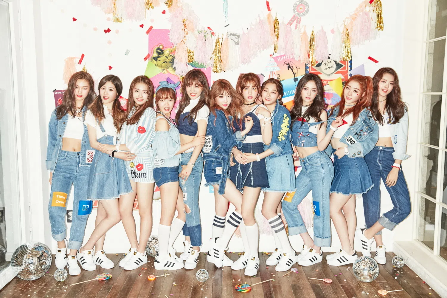 金世正（左五）在选秀节目“Produce 101”中排名第二，在I.O.I的名义下于2016年成团出道。（互联网）