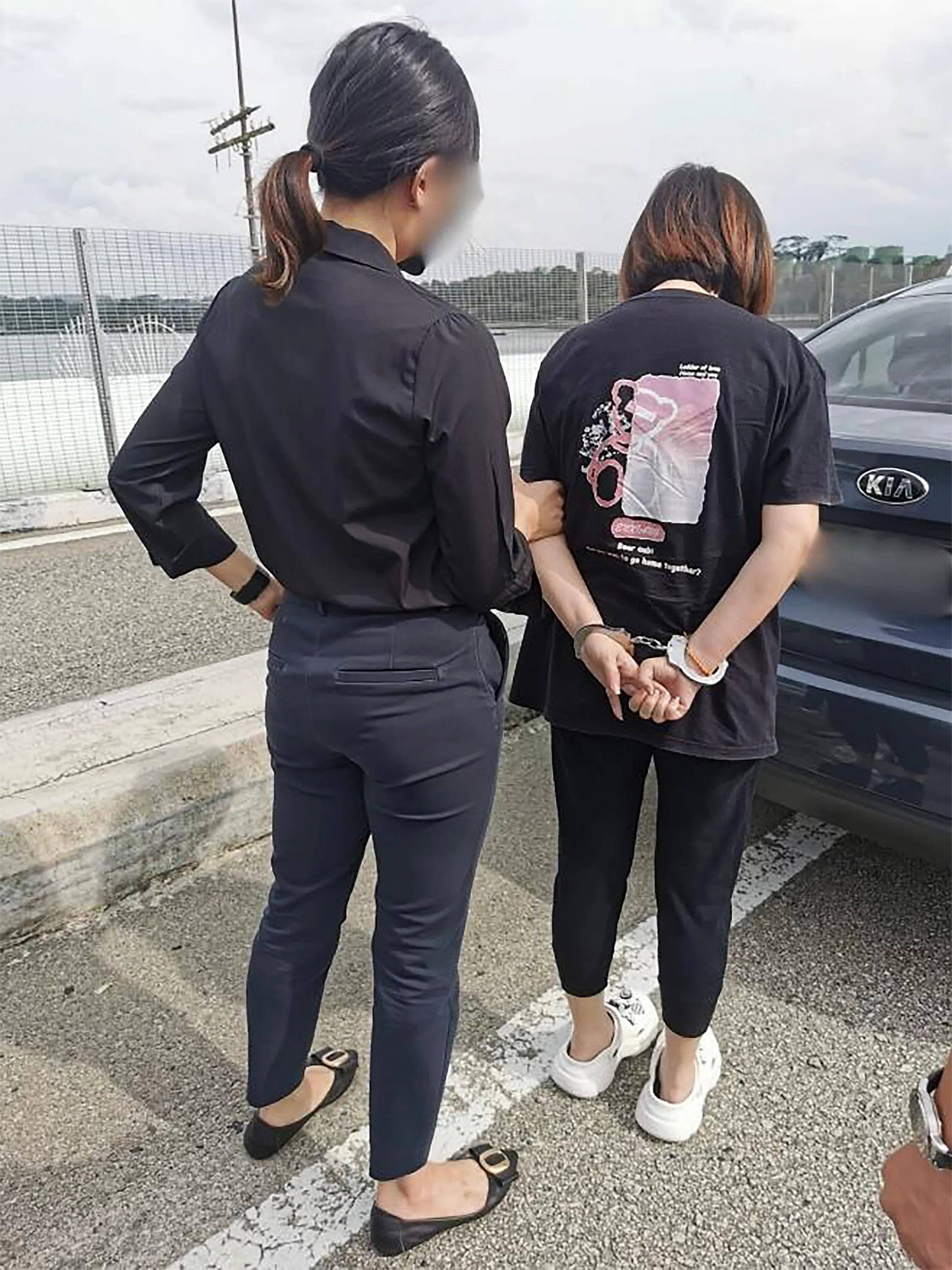 被告涂水华（右）和丈夫黄德利在马国柔佛新山落网后引渡回新面控。（贪污调查局提供）