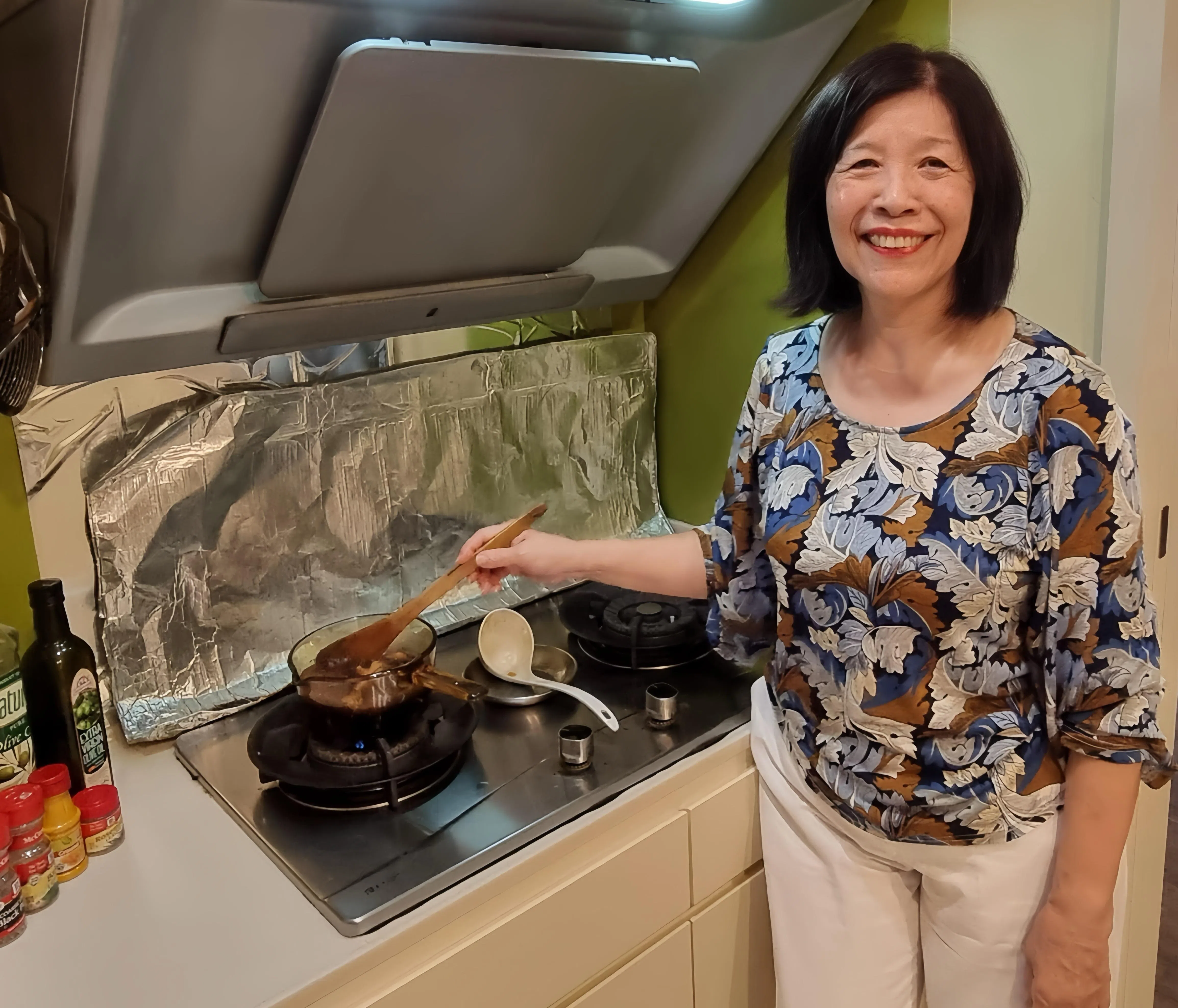 重视健康的李美玲在父母亲生病后开始改变烹煮方式，尽量少用盐。（受访者提供）