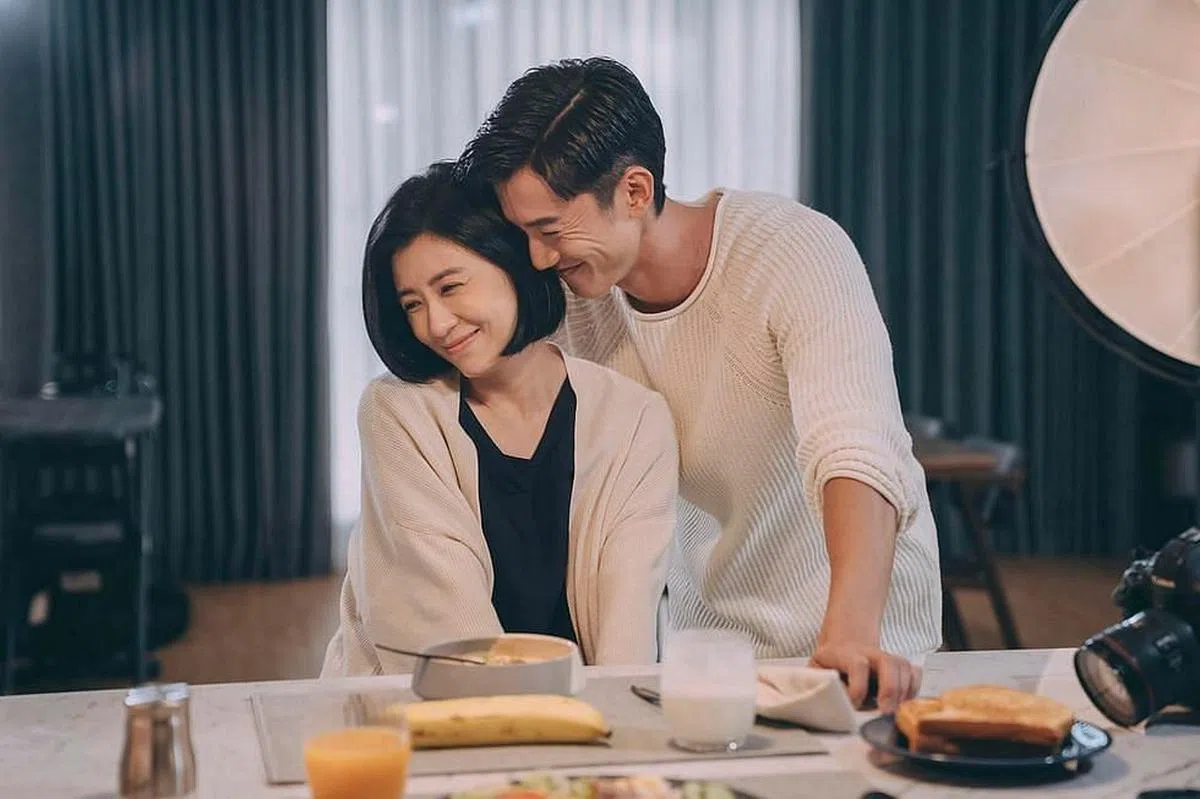 贾静雯（左）与吴慷仁演绎搞笑床戏。（互联网）