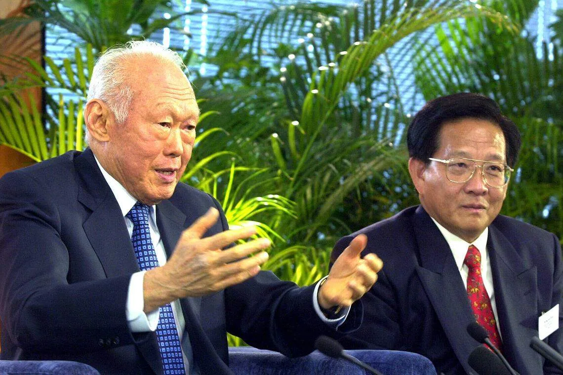 新加坡政府投资公司（简称GIC）前首席投资执行员黄国松（右），曾向建国总理李光耀（左）介绍静坐。李光耀学了静坐后，睡眠问题减少了。图为两人于2001年在一个记者会上，接受媒体的访问。 （档案照片）