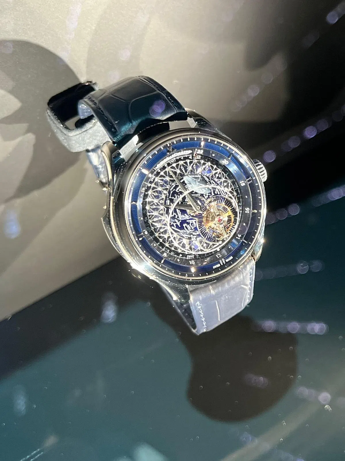 积家推出Master Hybris Artistica Calibre 945 Atomium超凡复杂工艺大师系列945型机芯白金腕表。（吴庆康摄）