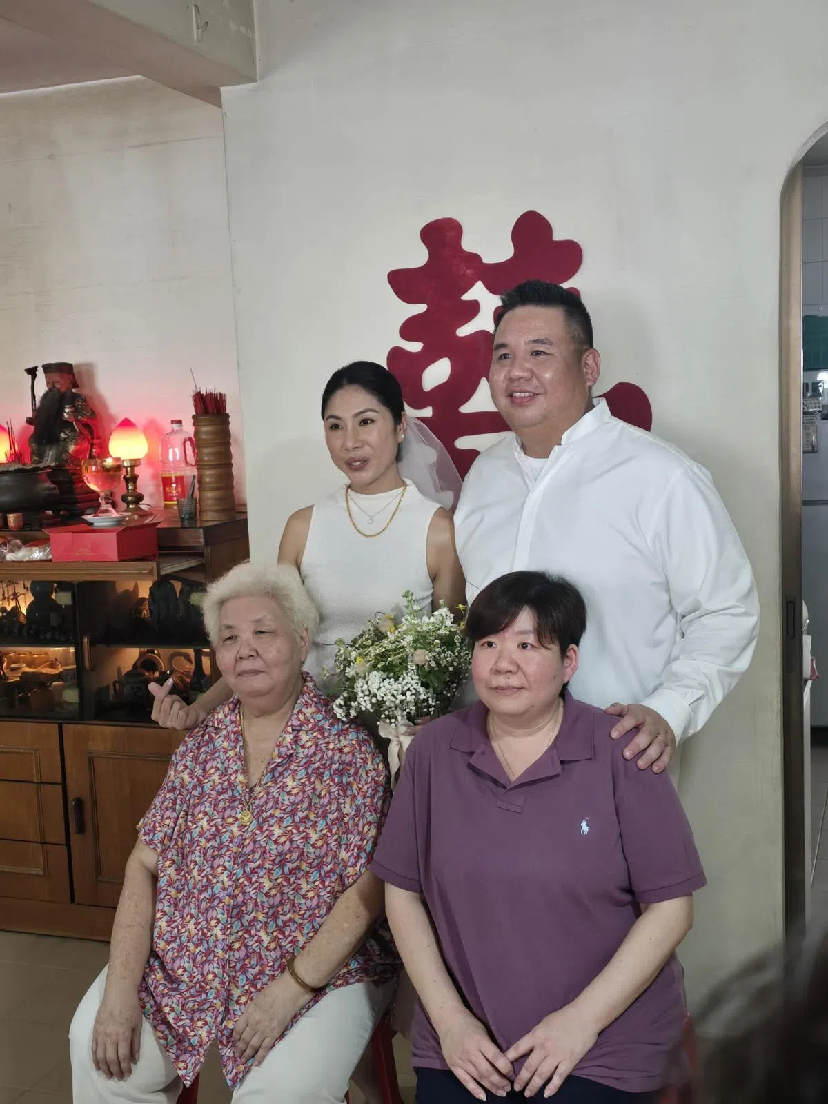 夫妻俩去年1月买下家婆（图左下）隔壁的单位，与家婆成为邻居。（受访者提供）