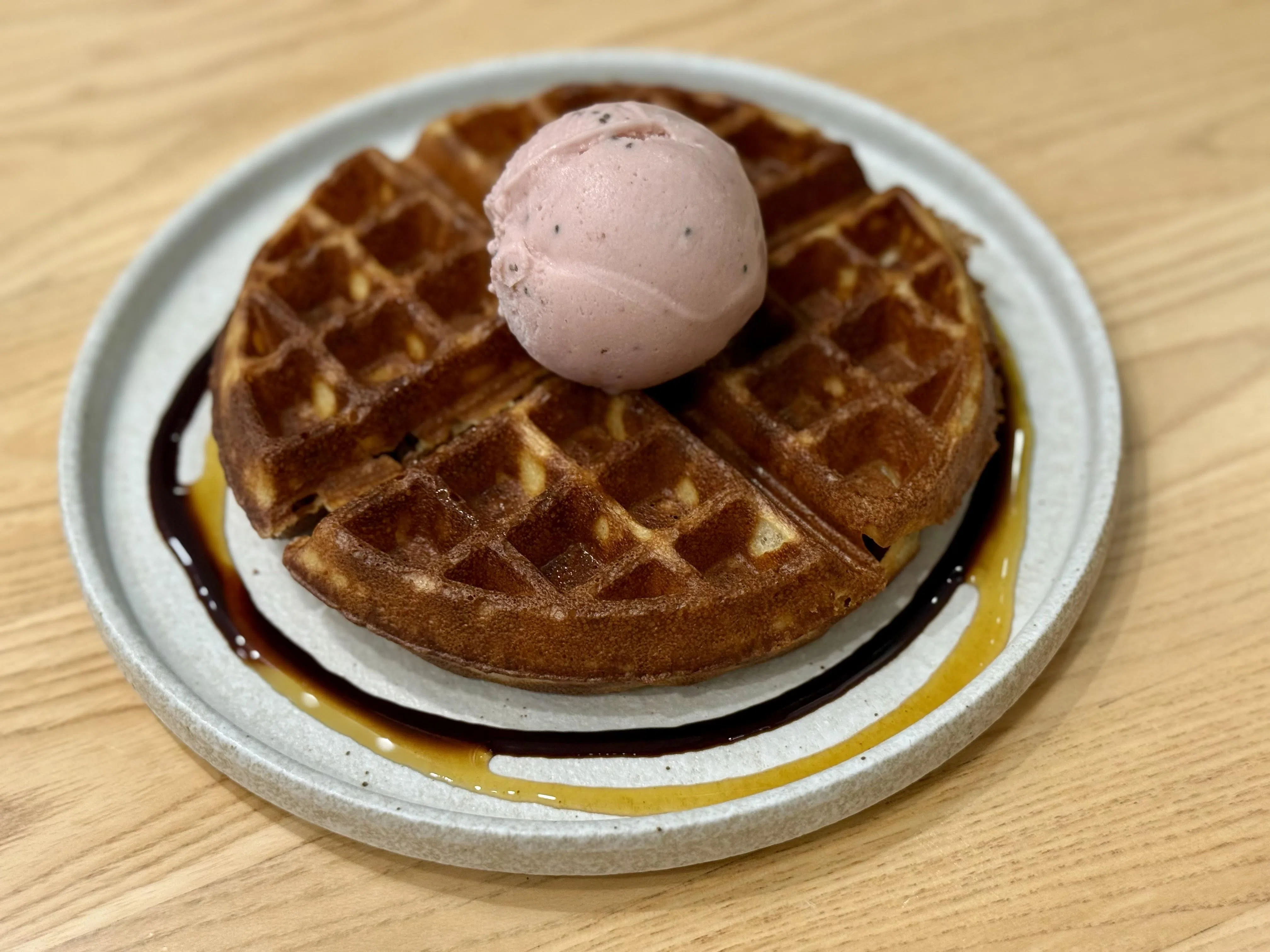 现烤华夫饼外酥内软，搭配草莓奇亚籽雪糕，味道更佳。（叶晓虹摄）