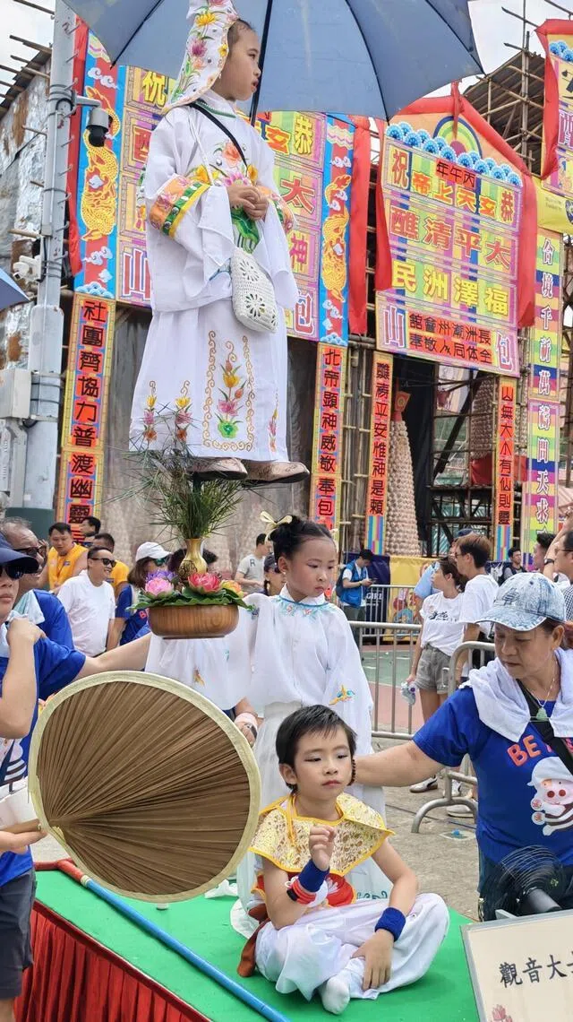 观音大士及身边的善财童子、善财龙女，宛如一股清流。（陈爱薇摄）