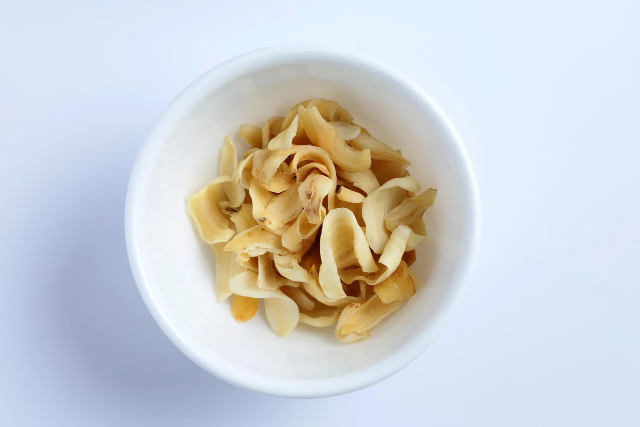 百合偏寒，虚寒体质、易腹胀或粪便稀溏者不宜多食。（档案照）