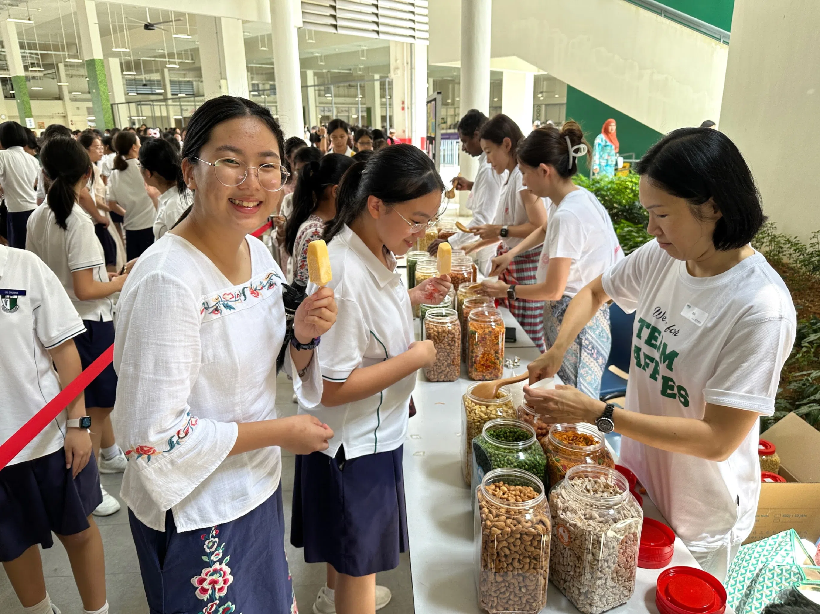 学生排队领取传统美食。（莱中摄影社提供）