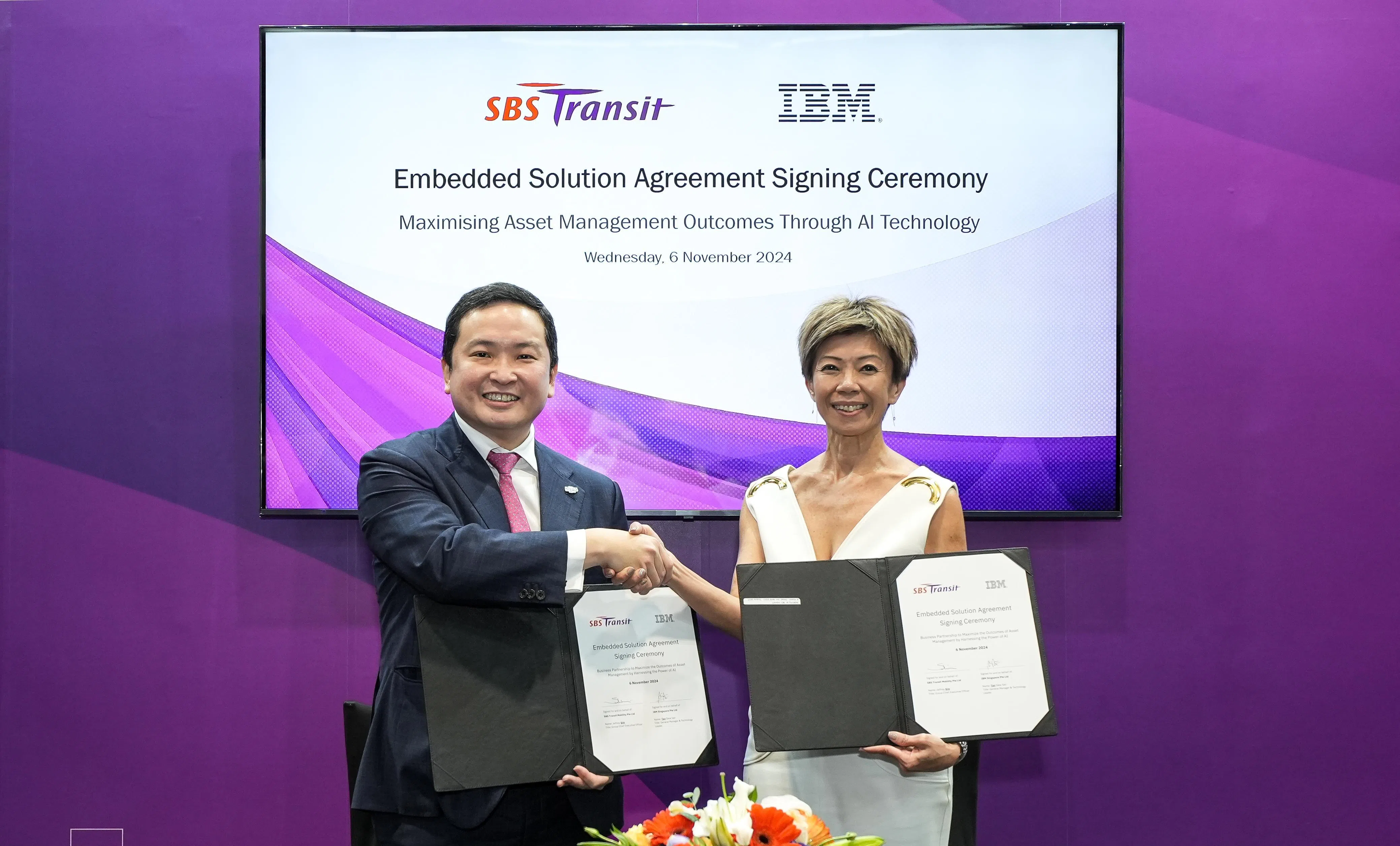 新捷运集团总裁沈维明（左）和国际商业机器公司（IBM）新加坡总经理和科技主管陈秀珊（右），星期三在新加坡国际交通大会暨展会上签署协定，开展新的业务合作。（新捷运提供）
