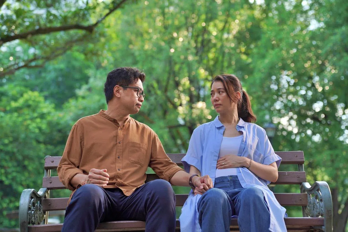 袁咏仪（右）和陈峰在《阿妈有喜》饰演一对欢喜夫妻。（童缤毓提供）