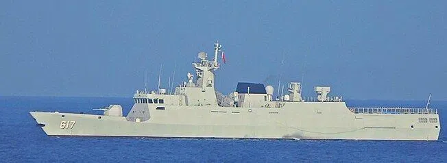 台湾国防部官网公布中国大陆的景德镇军舰（舷号617）星期三（6月3日）在台湾本岛的西南海域活动，台湾海军郑和舰严密监控。（台湾国防部官网）