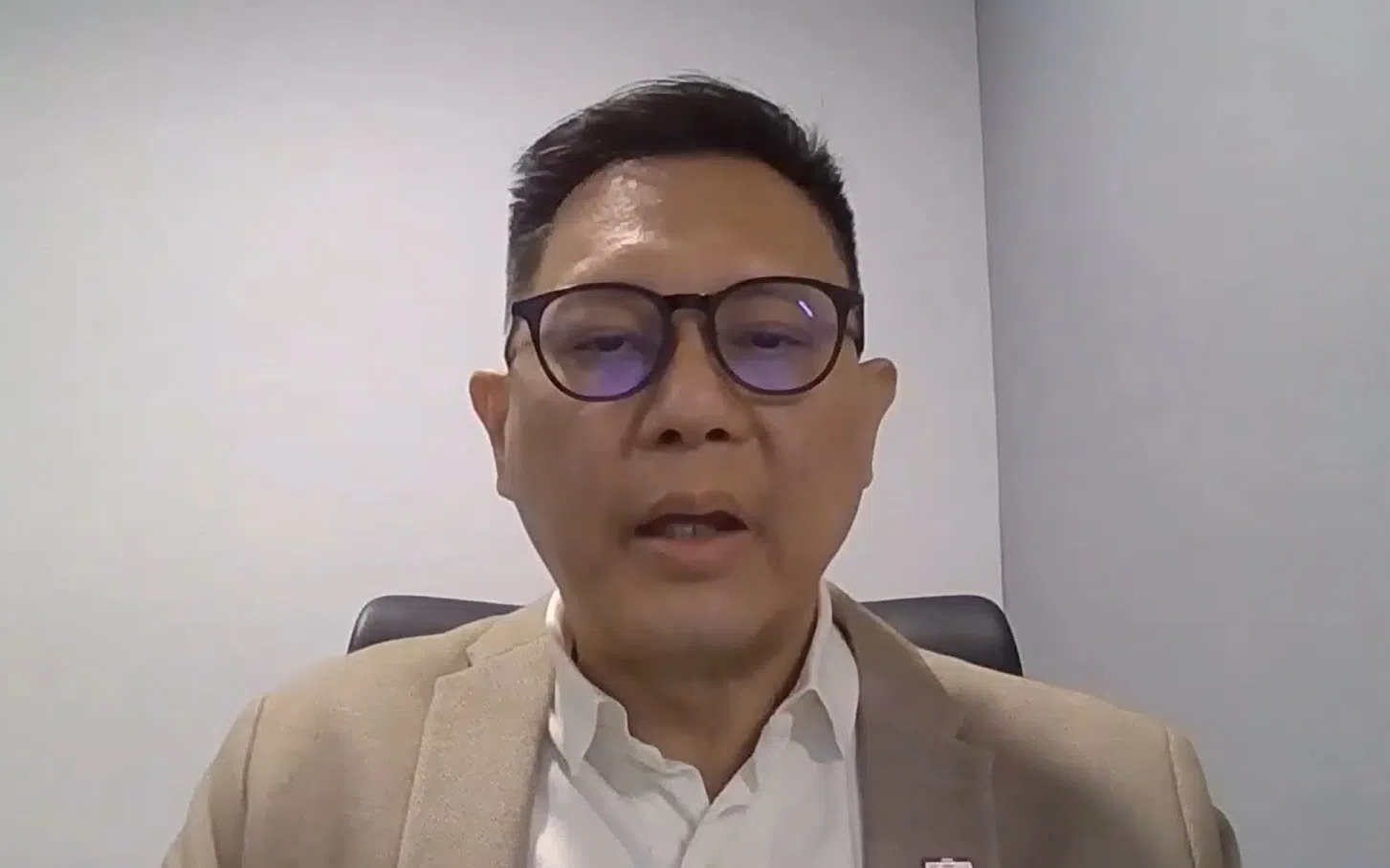 消协中央委员会会员兼教育小组组长伍修宏说，消协已在今年6月成立委员会，打算探讨可行方案，向政府提议立法来遏制黄牛炒票的乱象。（视频截图）