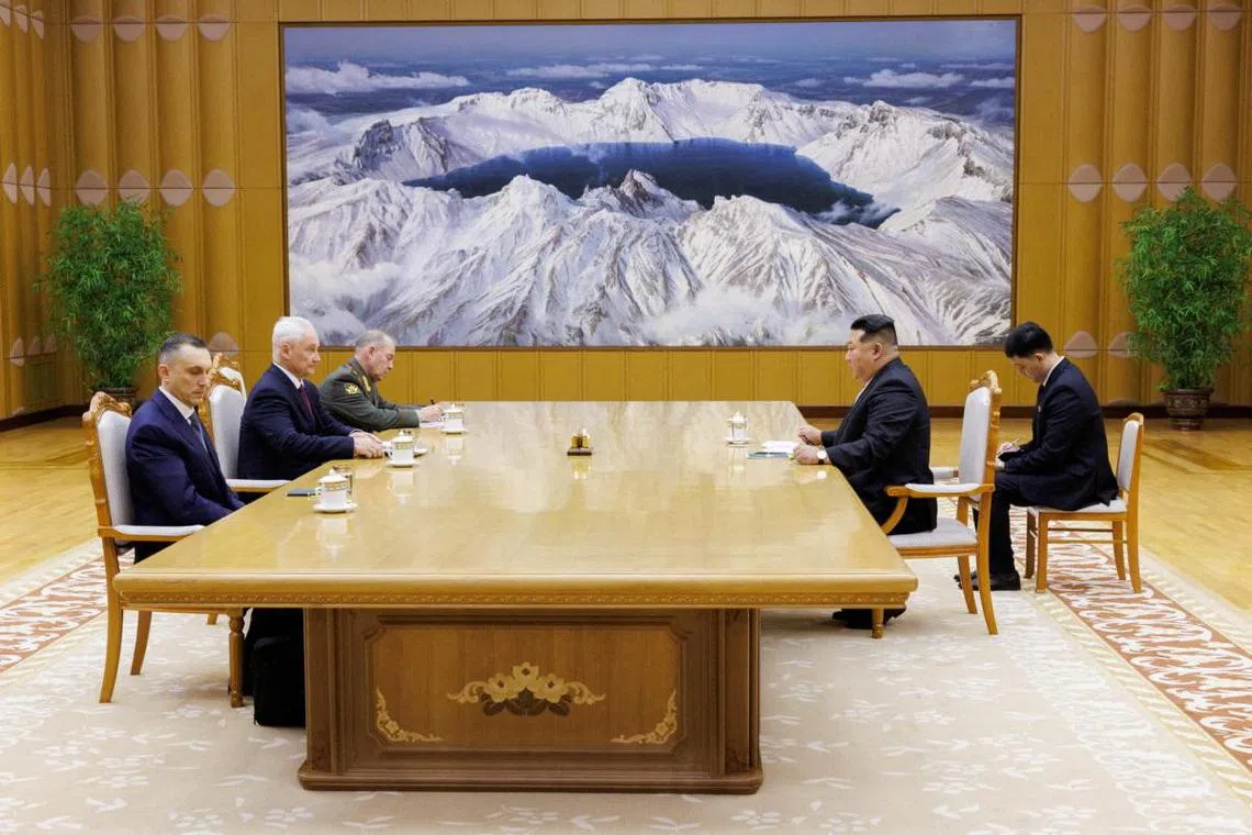 2024年11月30日发布的照片显示，俄罗斯国防部长安德烈·别洛乌索夫和朝鲜领导人金正恩（右）在朝鲜平壤会晤。（路透社）
