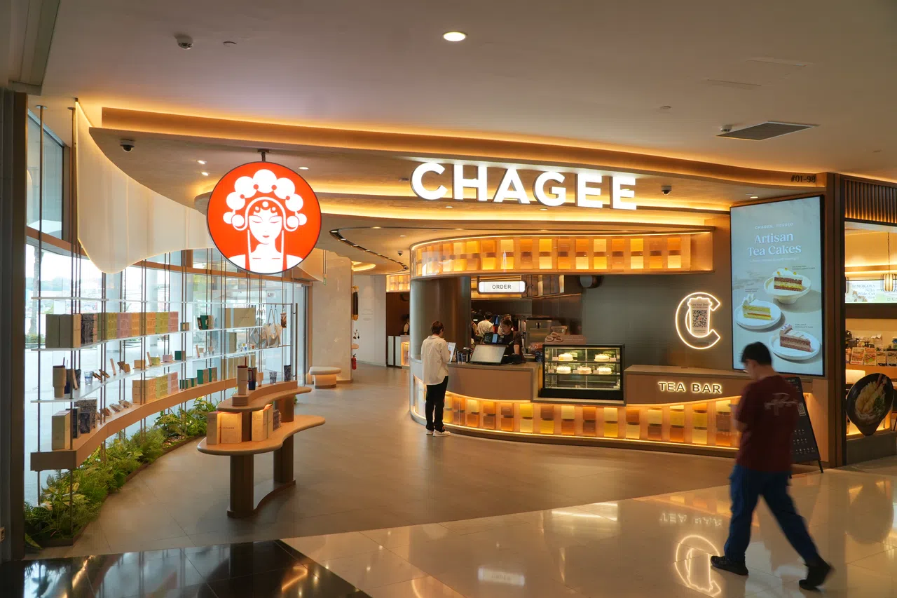 中国茶饮品牌霸王茶姬2024年8月进入新加坡直营，如今全岛共有37家门店。（林泽锐摄）