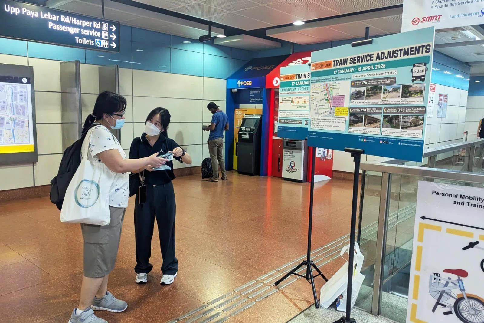 除了放置告示，陆交局人员也发放传单，让乘客能了解工程和接驳巴士服务。（陆路交通管理局提供）