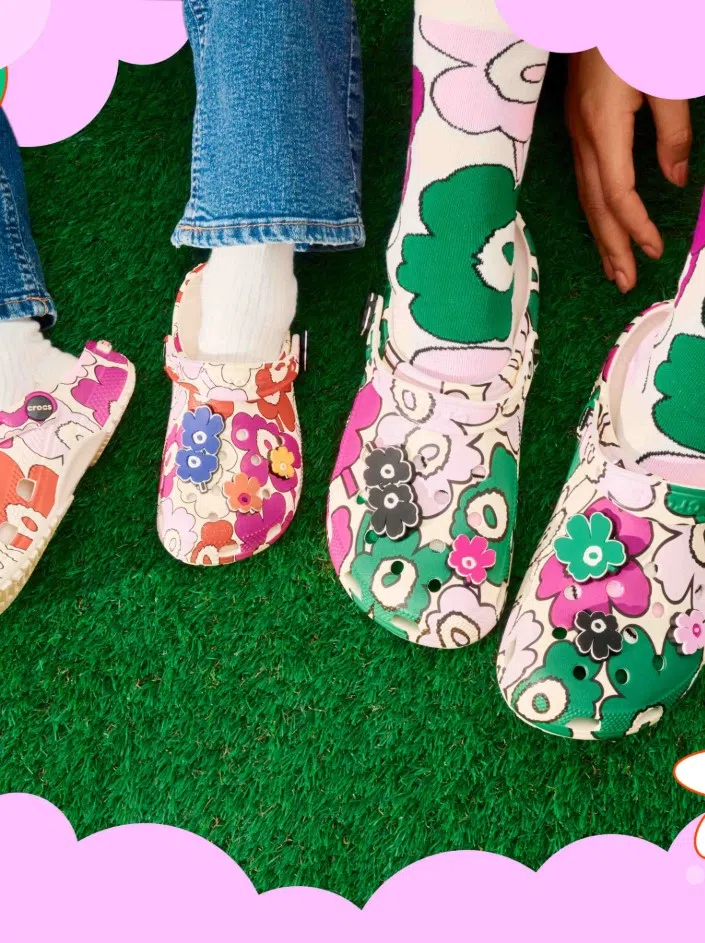 Crocs x Marimekko大人小孩版联乘限量洞洞鞋，让父母和小孩能共穿同款，一起美美哒。（Crocs Singapore提供）