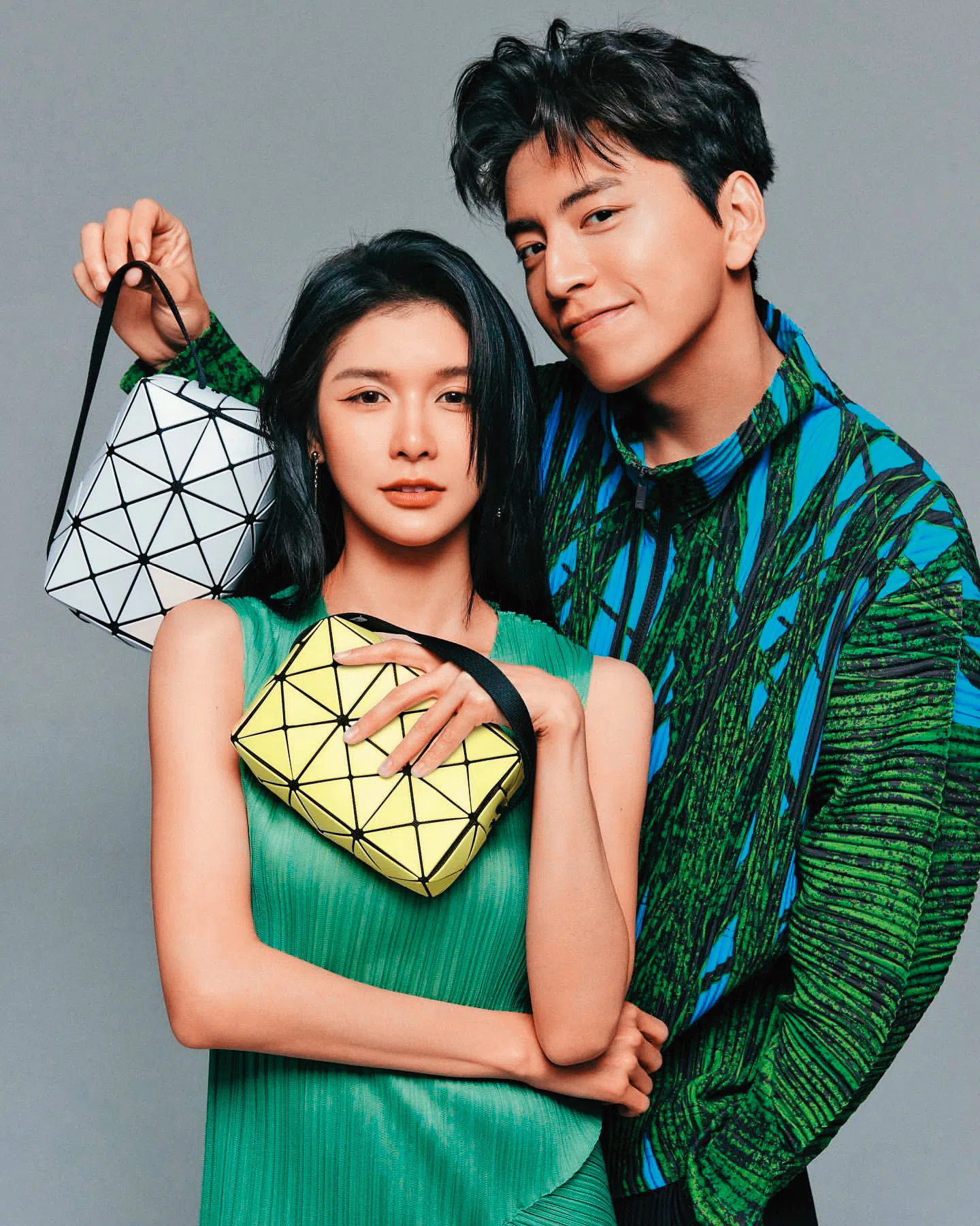 年初王大陆（右）与旧爱蔡卓宜（左）以情侣档姿态又拍广告又上综艺，没想到说分手就分手。（互联网）