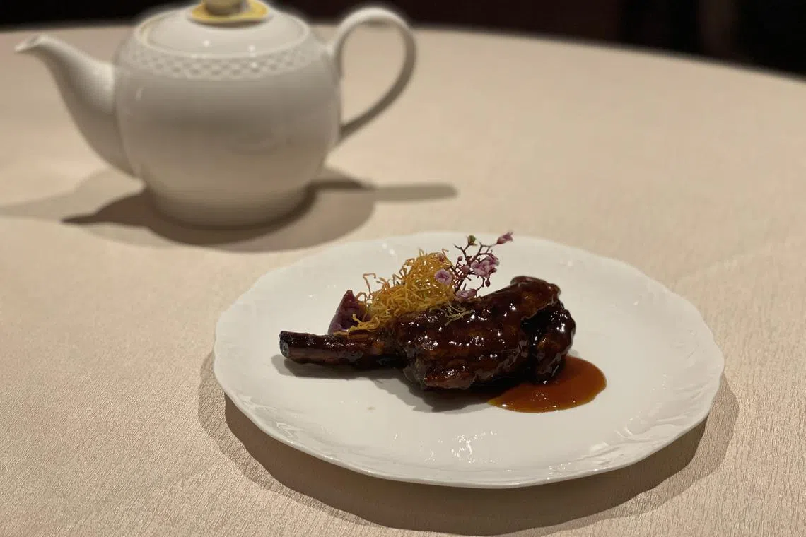 烧汁焗排骨皮酥肉嫩。（黄靖晶摄）