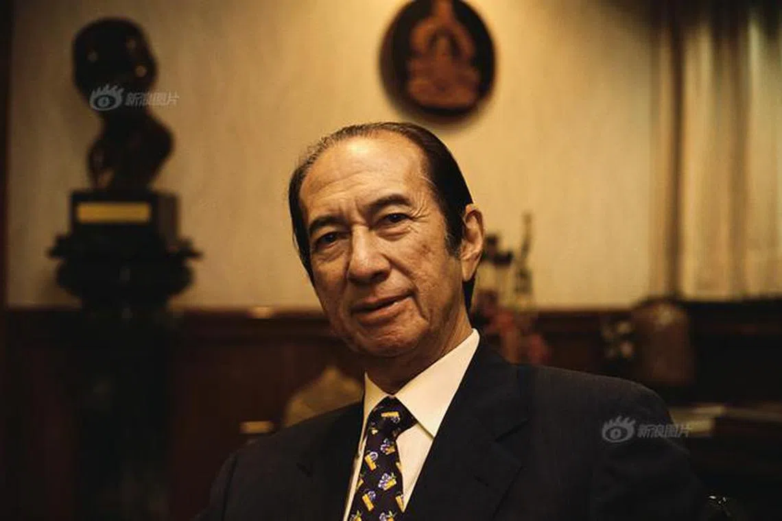 何鸿燊生前经营的澳门娱乐赌博公司在当地博彩业独占鳌头，被媒体称为“赌王”，而且其名下的香港信德集团业务深入航运、地产、酒店及娱乐等多个行业。（互联网）