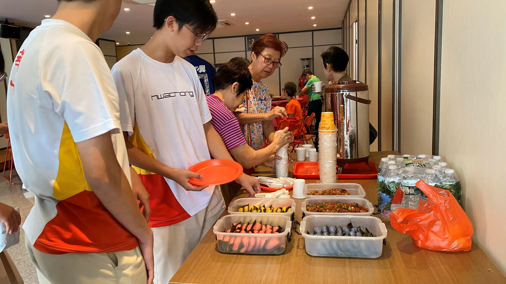 红龟粿、糯米饭和红枣茶在满足味蕾享受的同时，也展示了闽南丰富的饮食文化。（作者提供）