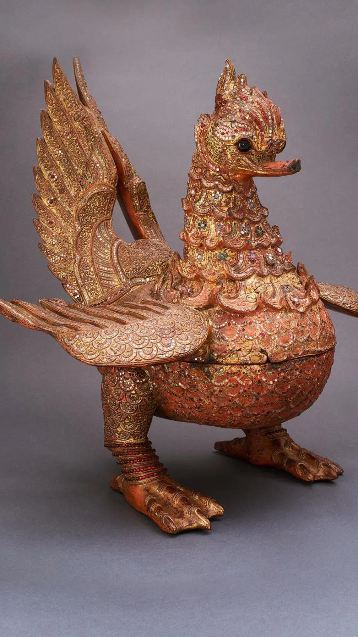张蓉晖眼中的这件金色瑞鸟漆器，象征着20岁展翅欲飞的阮咸印象室内乐团。（取自roots.gov.sg）