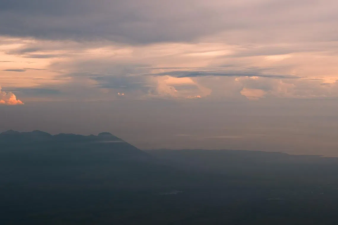 从伊真火山远眺巴鲁兰国家公园（Baluran National Park）及爪哇岛东北海岸。（钟俊鸿摄）