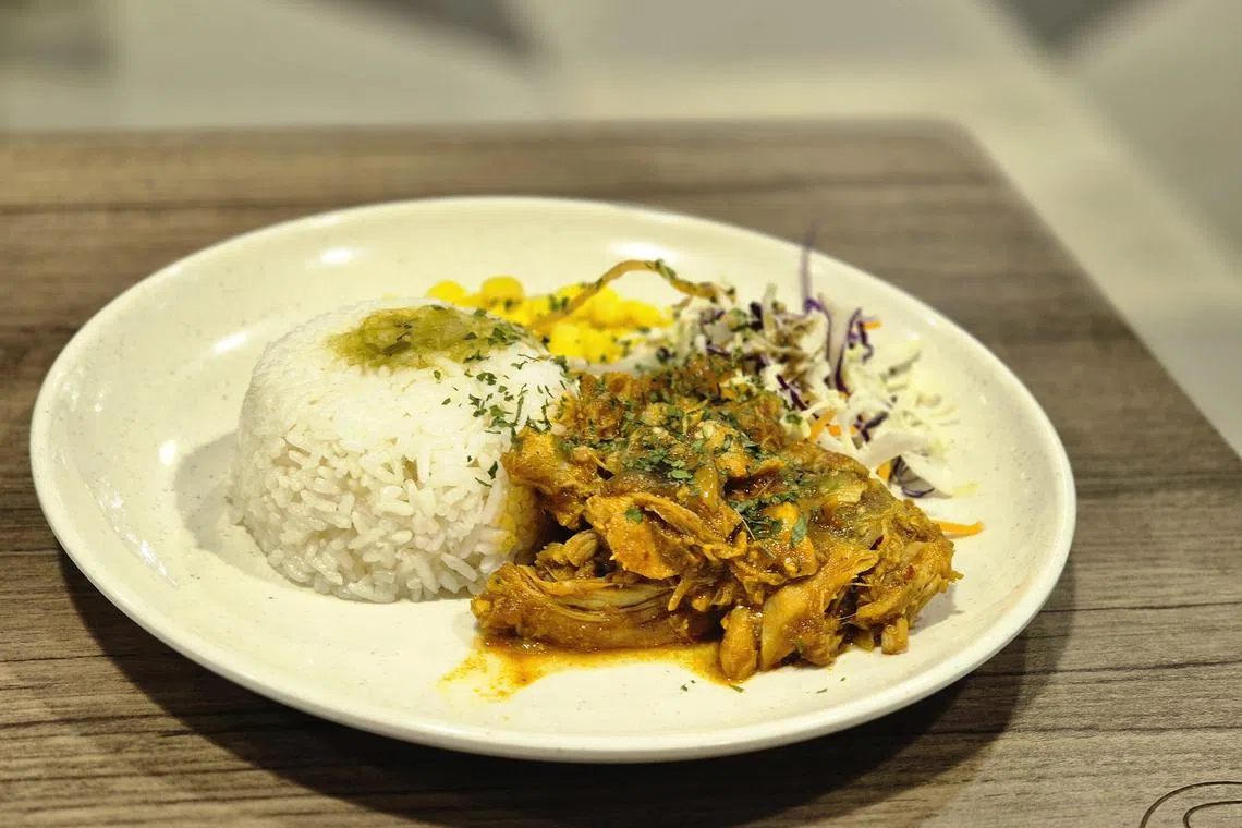 Pura Vida Cocina的$3.20咖喱鸡丝饭营养均衡。（陈爱薇摄）
