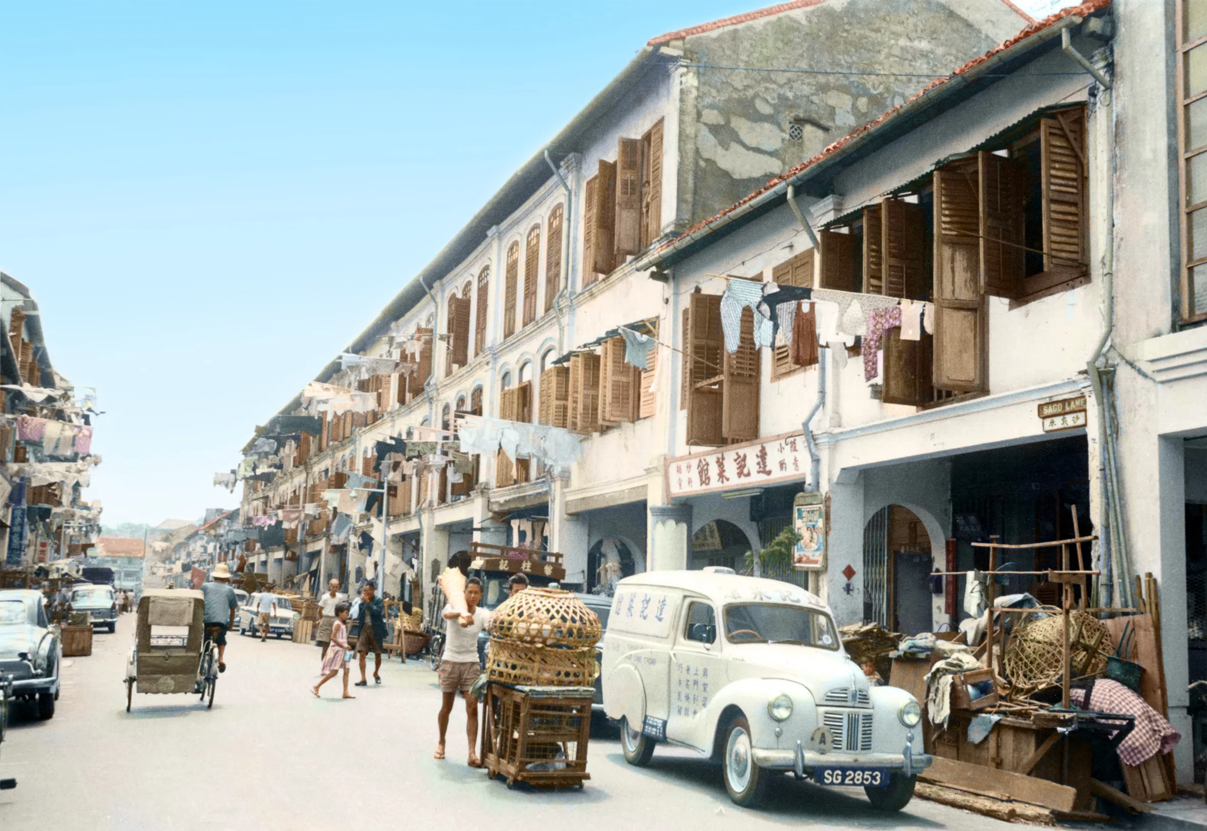 1950年代牛车水一带的华人民居，这些店屋兼做商店和住宅用途。（徐宗懋图文馆）
