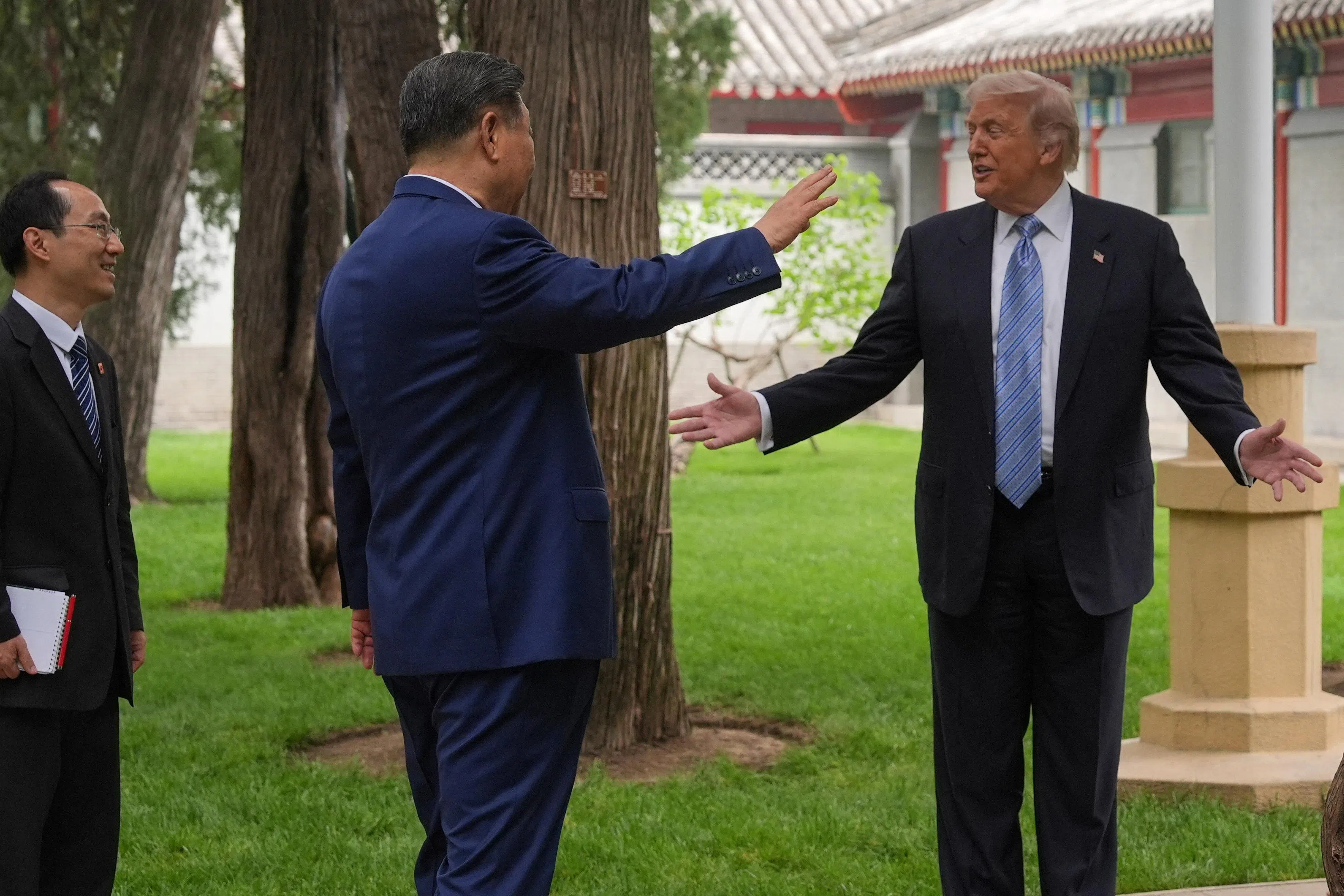 习近平与特朗普在中南海交谈，气氛轻松。（路透社）