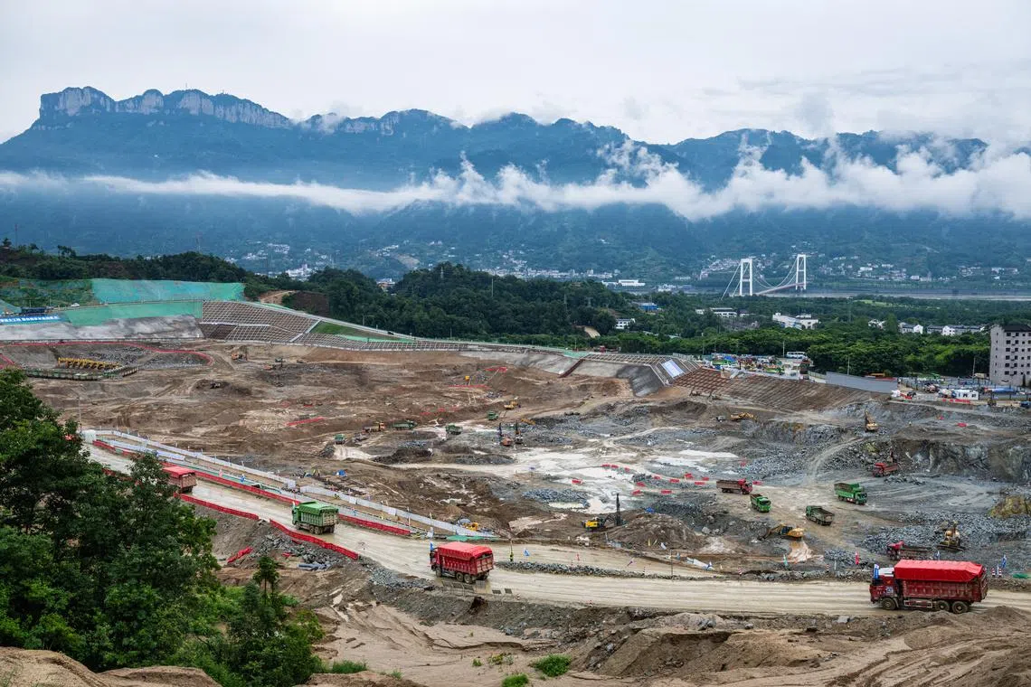 图为星期一（6月8日）拍摄的三峡水运新通道工程先行开挖区施工现场。（新华社）