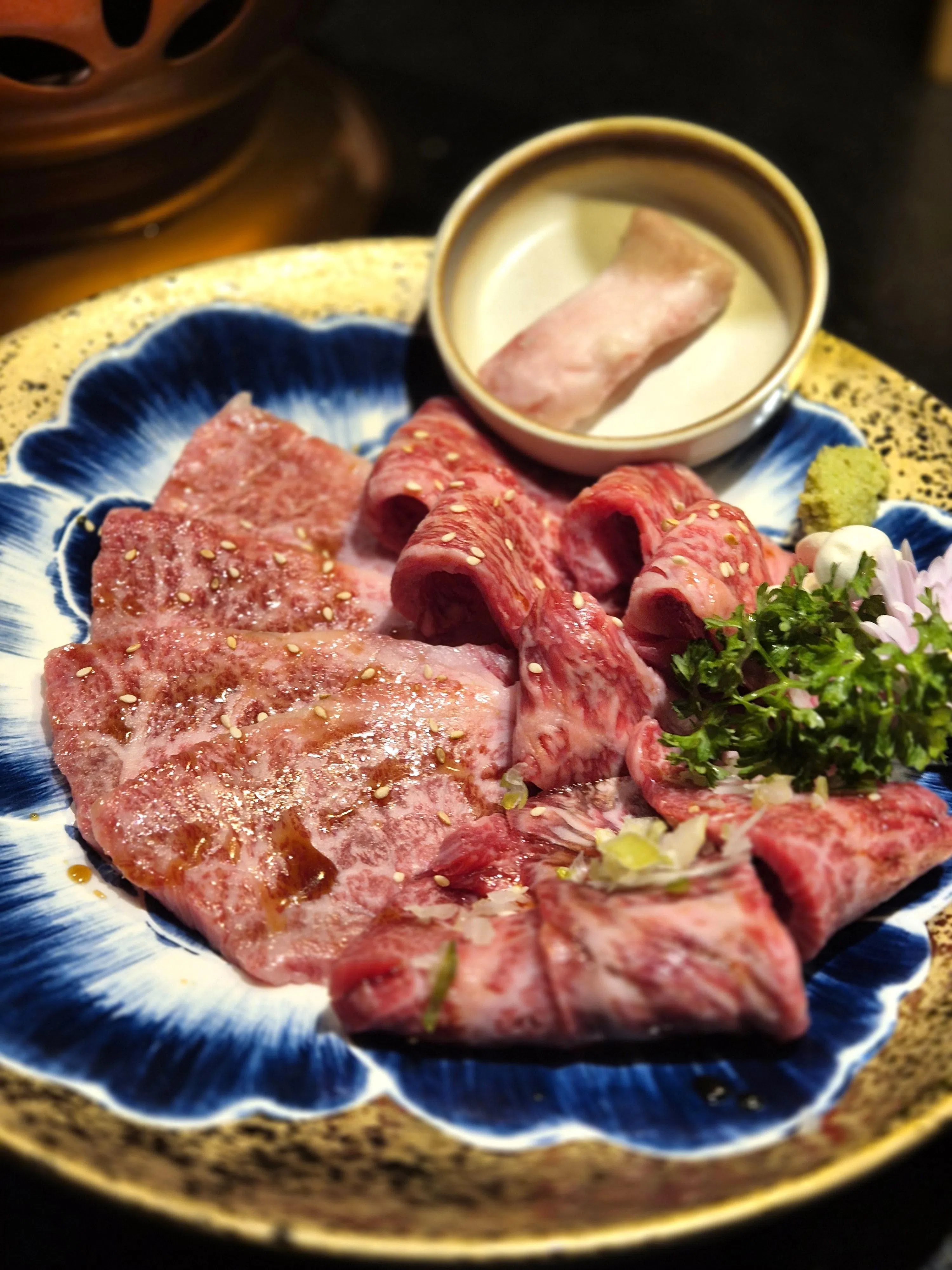 “虎丸”精选拼盘（RM158）可尝到店家自选的两至三种和牛部位。（陈爱薇摄）