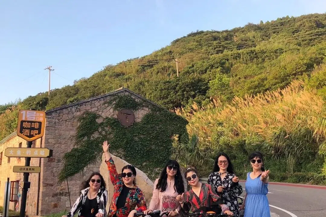 张晓梅（左三）和同龄朋友在浙江省舟山市普陀附近结伴游玩。（受访者提供）