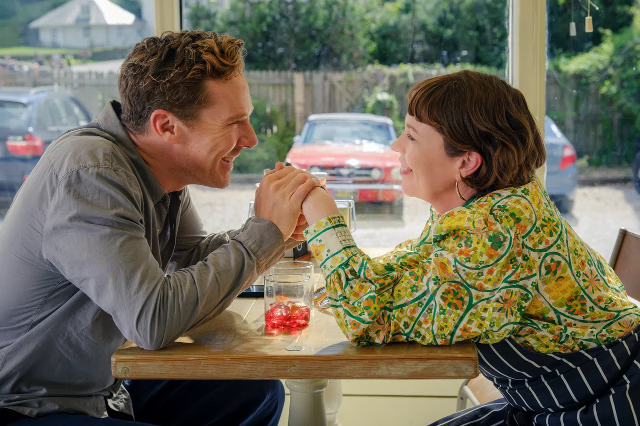 Benedict Cumberbatch（左）与Olivia Colman在《玫瑰夫妇》中，从模范夫妻变成一对怨偶。（迪士尼提供）