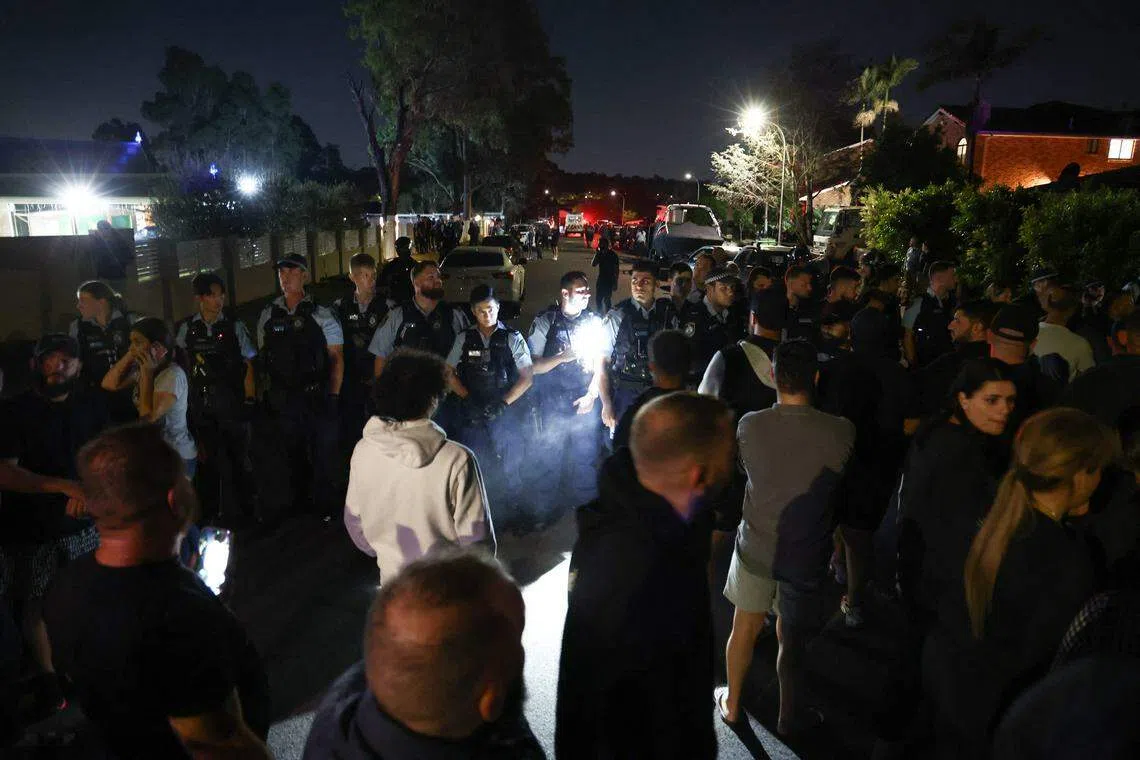 许多当地居民星期一（15日）聚集在基督善牧教堂外，要警方把嫌犯带出教堂，并向警方掷石头。当局出动了逾100名警员到场维持秩序。（法新社）