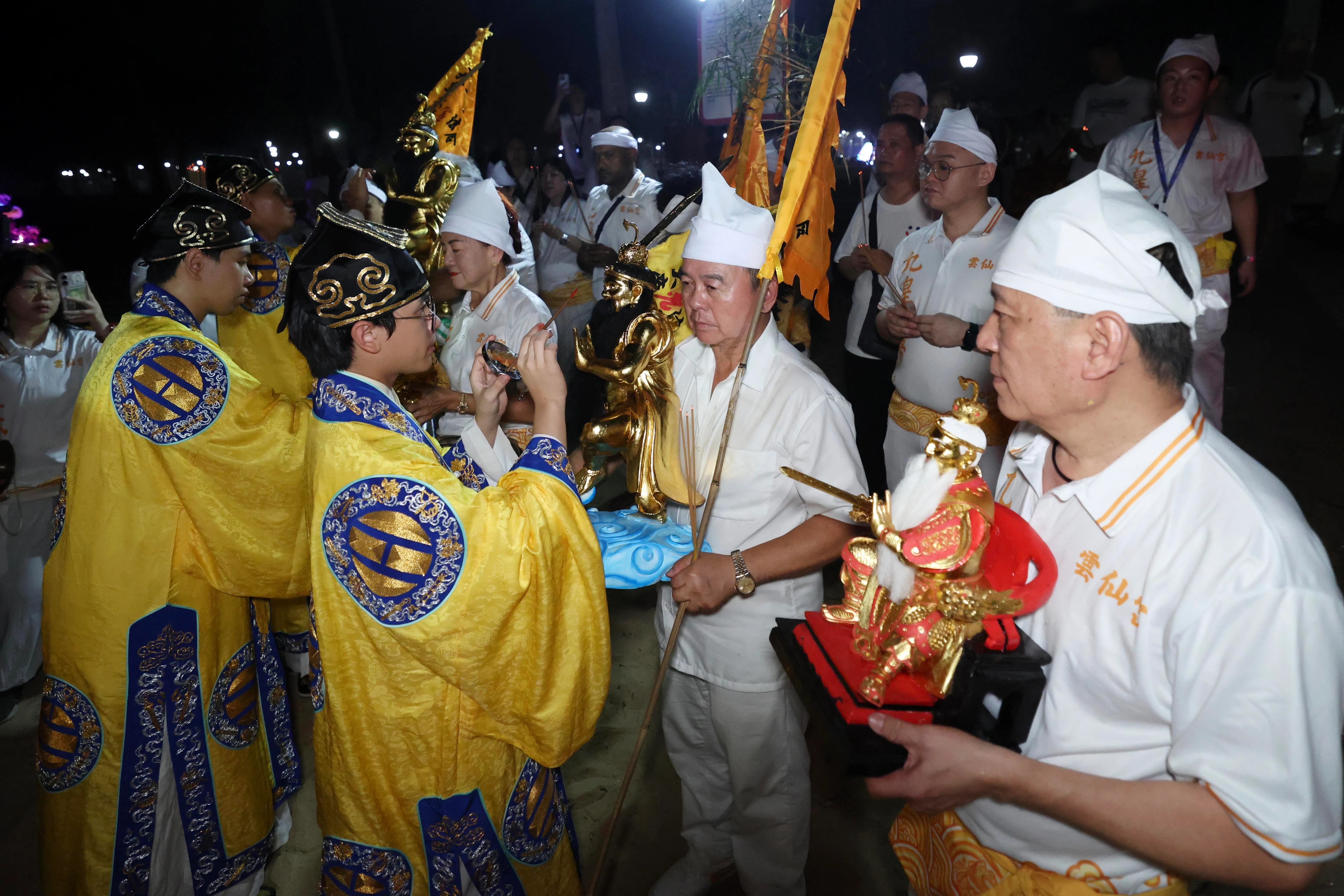 信众们一身素白，吃斋净身，虔诚祈福。（郑一鸣摄）