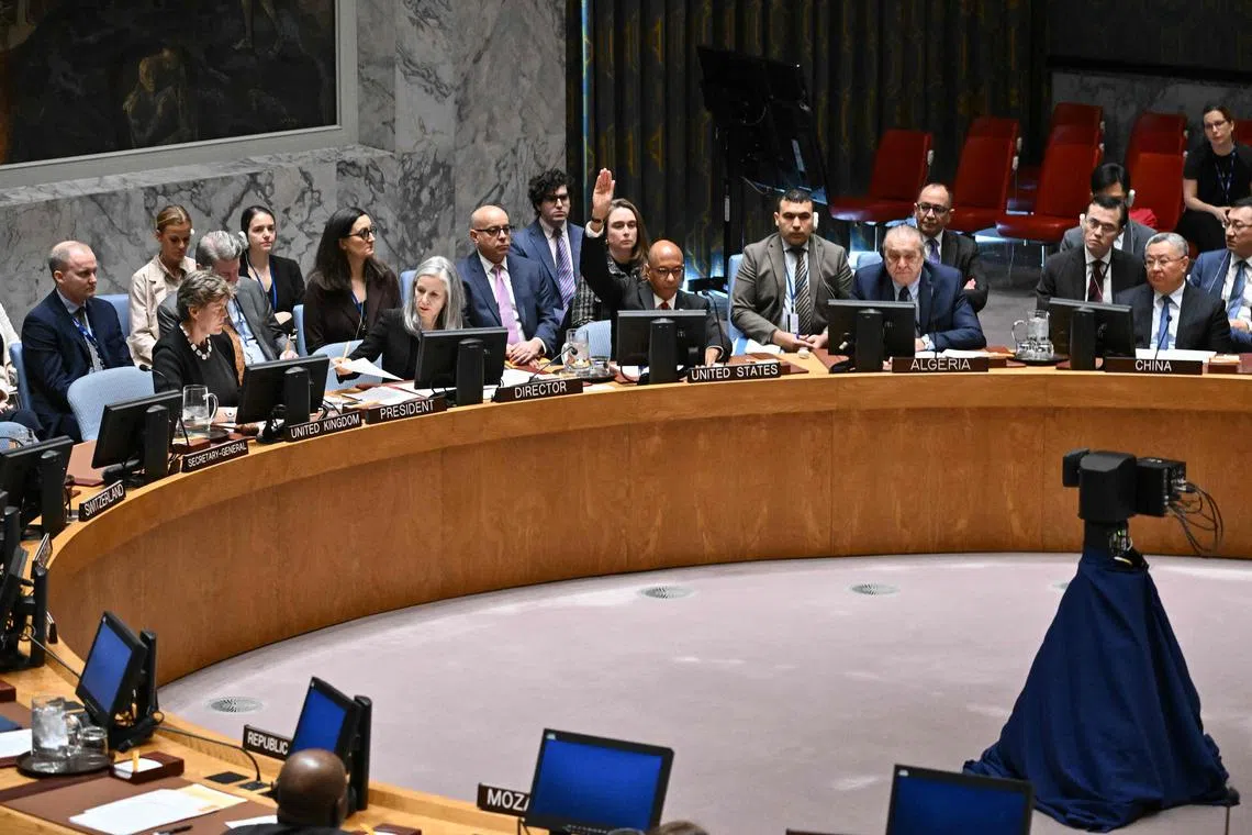 美国常驻联合国代表伍德星期三（11月20日）在联合国安理会就呼吁加沙停火的新决议草案进行表决时，举手投下了反对票。（法新社）